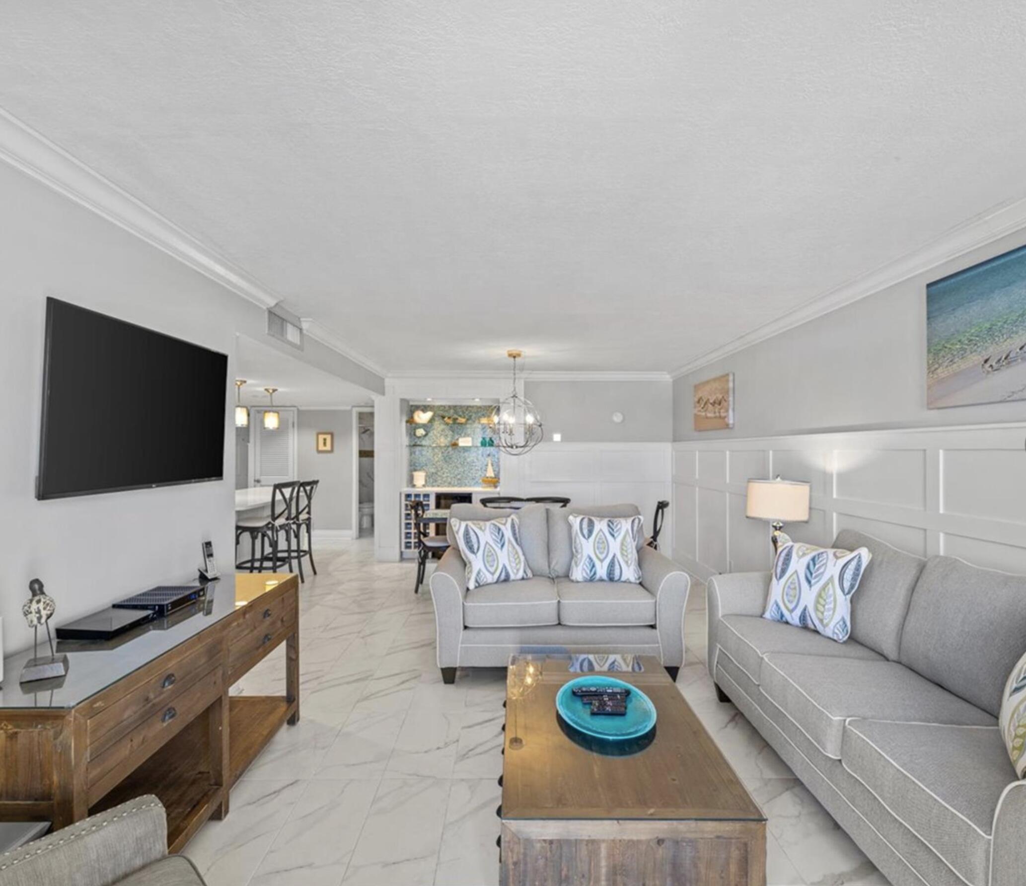 HOLIDAY SURF & RACQUET CLUB - Residential