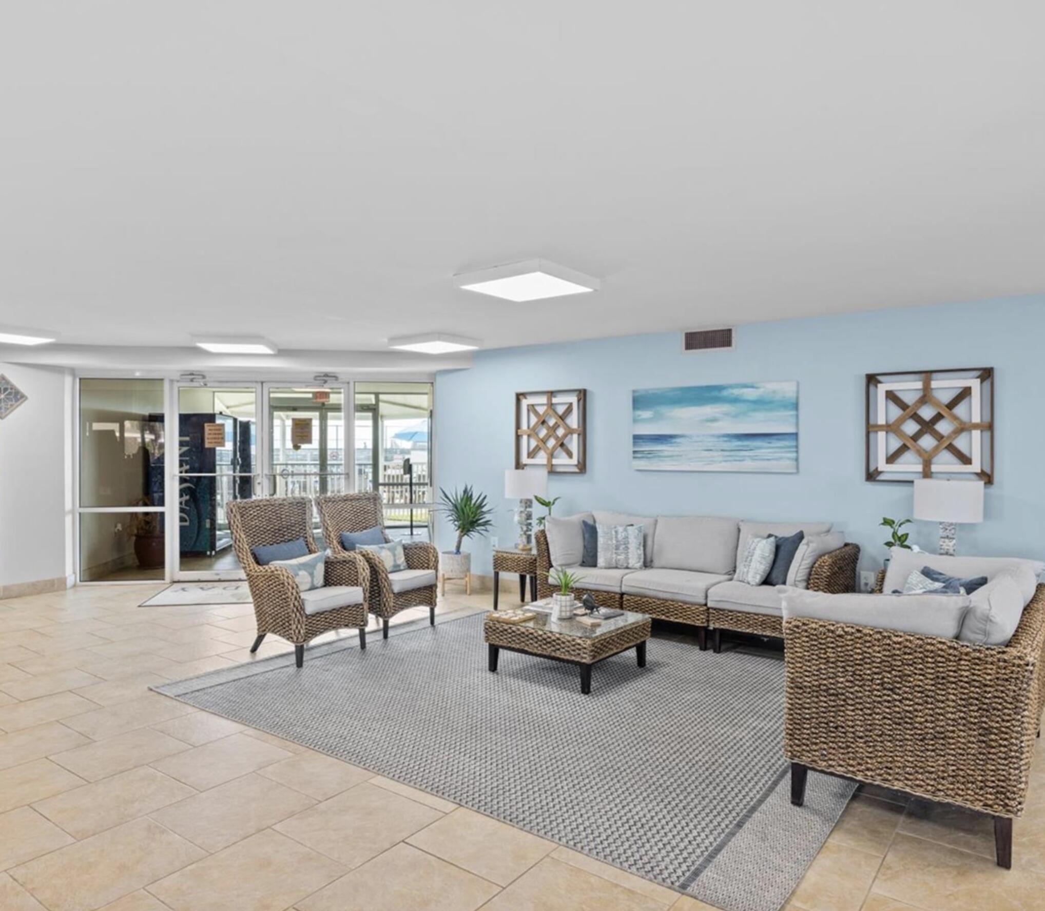 HOLIDAY SURF & RACQUET CLUB - Residential