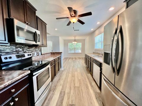 A home in DeFuniak Springs