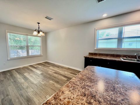 A home in DeFuniak Springs