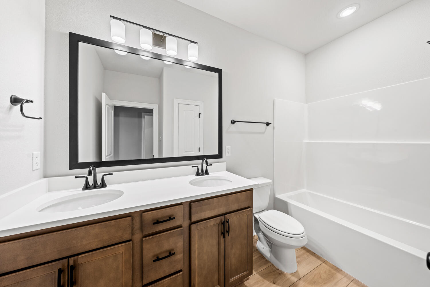 YOUNG OAKS - Residential