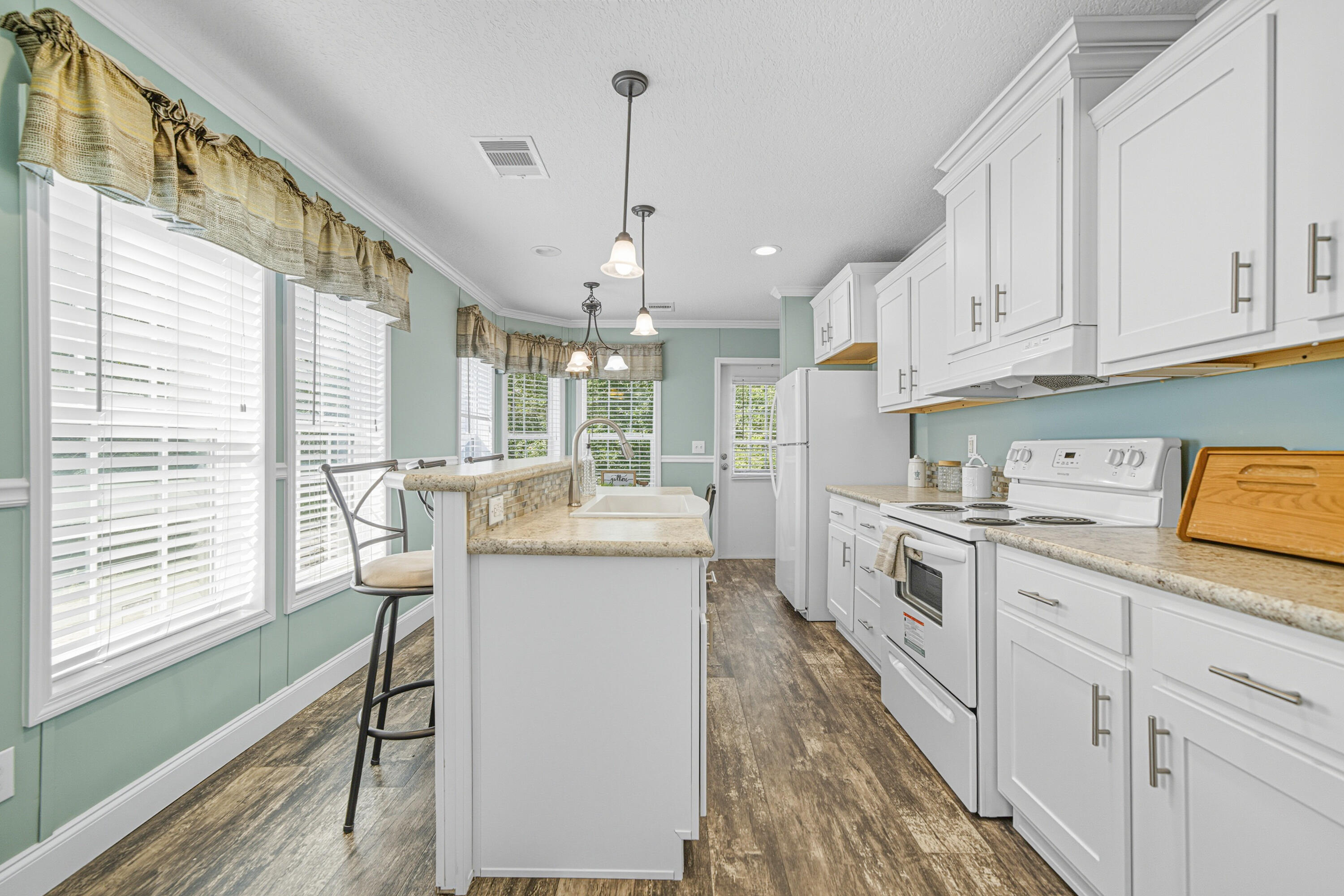 COUNTRY MANOR ESTATES - Residential