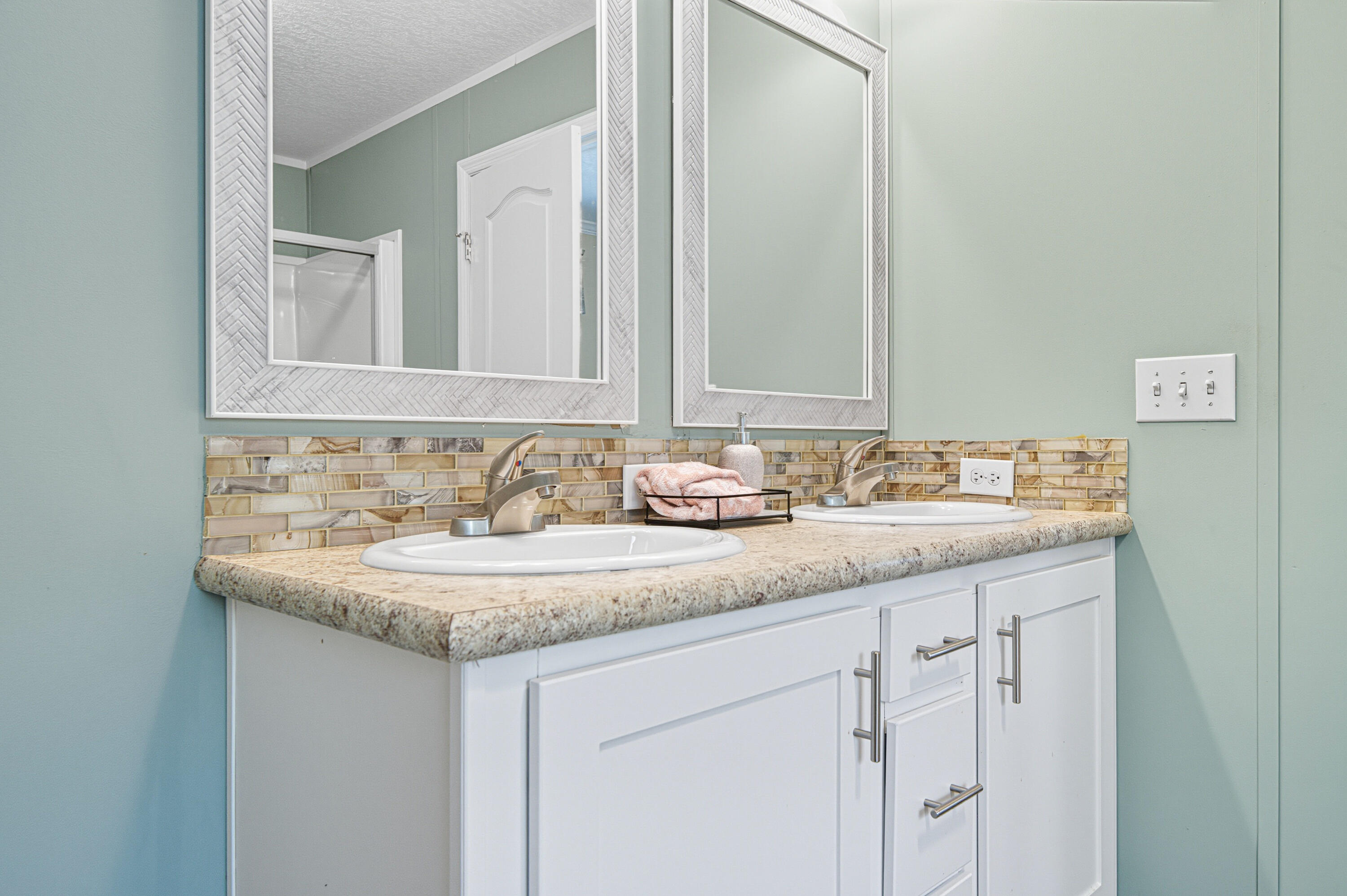 COUNTRY MANOR ESTATES - Residential