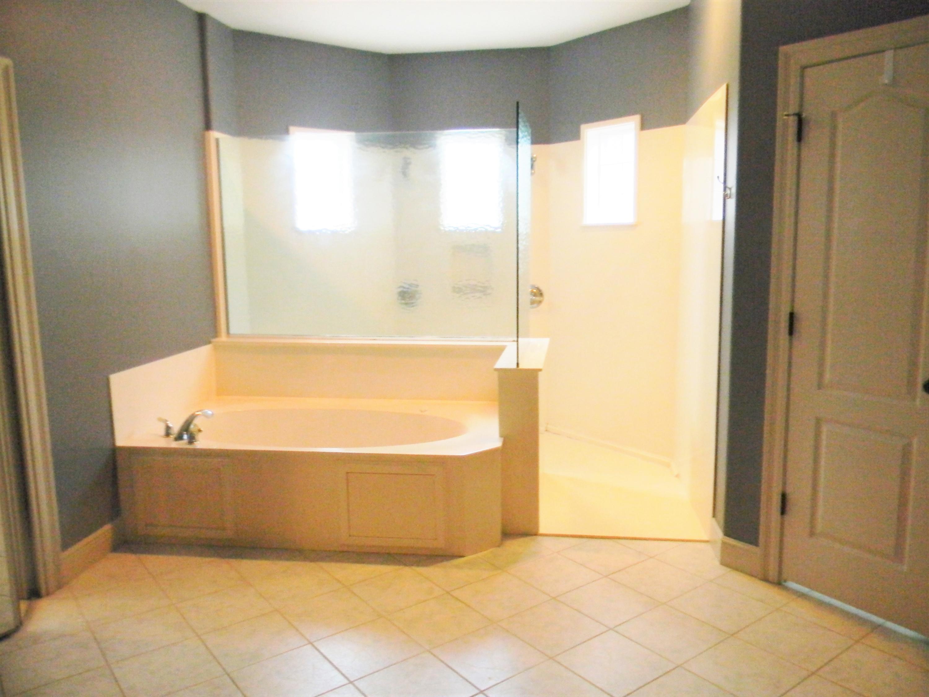 CHARDONNAY ESTATES - Residential