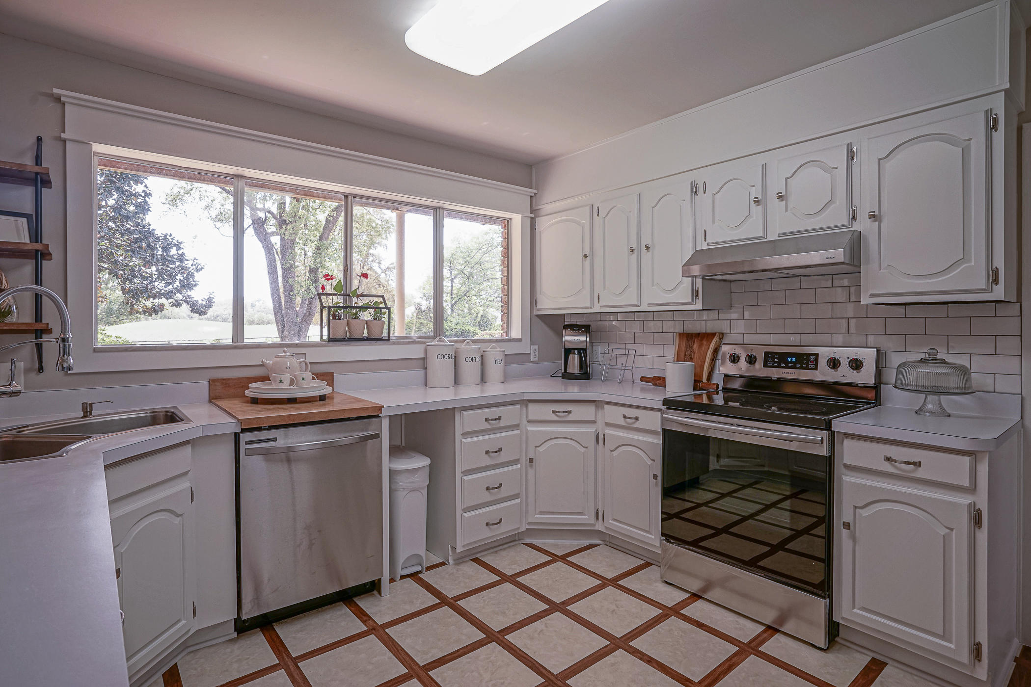 LAKE LORRAINE ESTATES - Residential