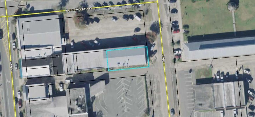 Located in downtown Historic Chipley next to a large Public Parking lot, this Historic Commercial building has potential for a business requiring a large space. This 5,063 square foot building with 3 entrances was formerly operated as a Restaurant with beer/ wine service. This building has recently suffered from a fire and the extent of damage is unclear but Washington Chamber of Commerce has grants available to assist in renovations and improvements for Historic buildings such as this.