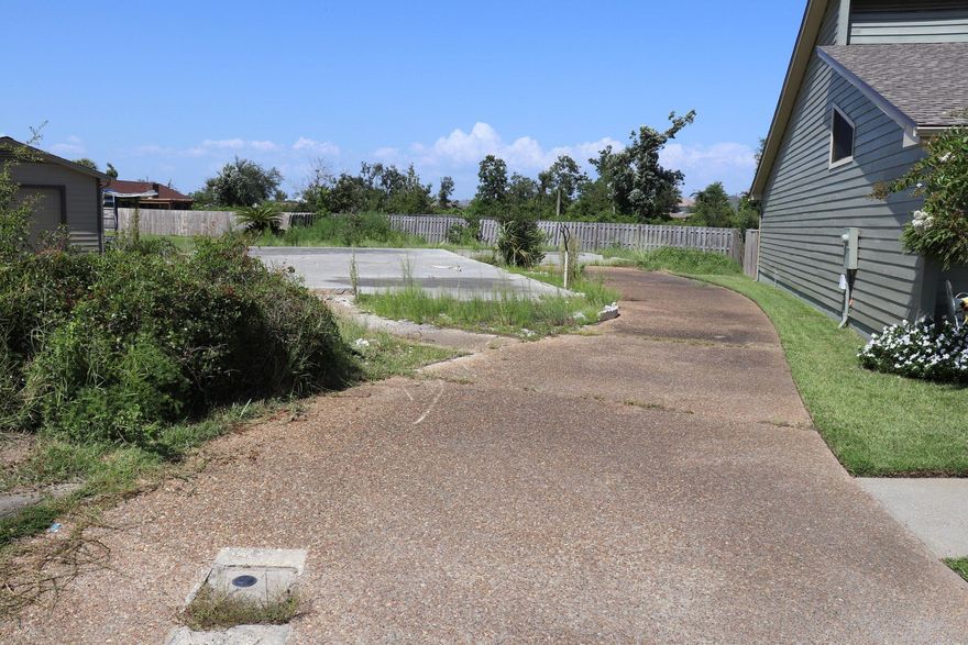 ATTENTION BUILDERS!! This lot is situated on a quiet cul de sac, centrally located in Panama City close to schools, hospital & shopping! No well or septic needed as this lot is on city water and sewer.