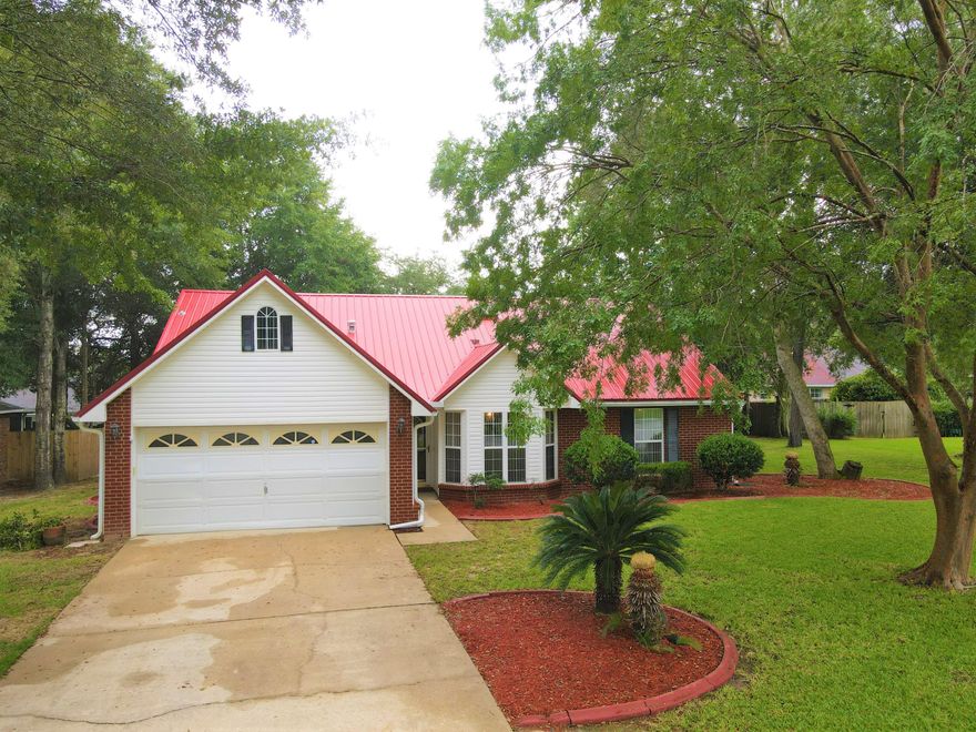 Well maintained 4 bedroom 3 bath 2 car garage home on cul-de-sac in Pinnacle Point subdivision located South of 1-10 in Crestview.  New carpet in all bedrooms and staircase, HVAC new 2020, metal roof, vaulted ceilings, kitchen island, breakfast nook, gas fireplace, and loft/office space.  Master suite features two closets, dual vanities, and whirlpool tub.  This is a must see.