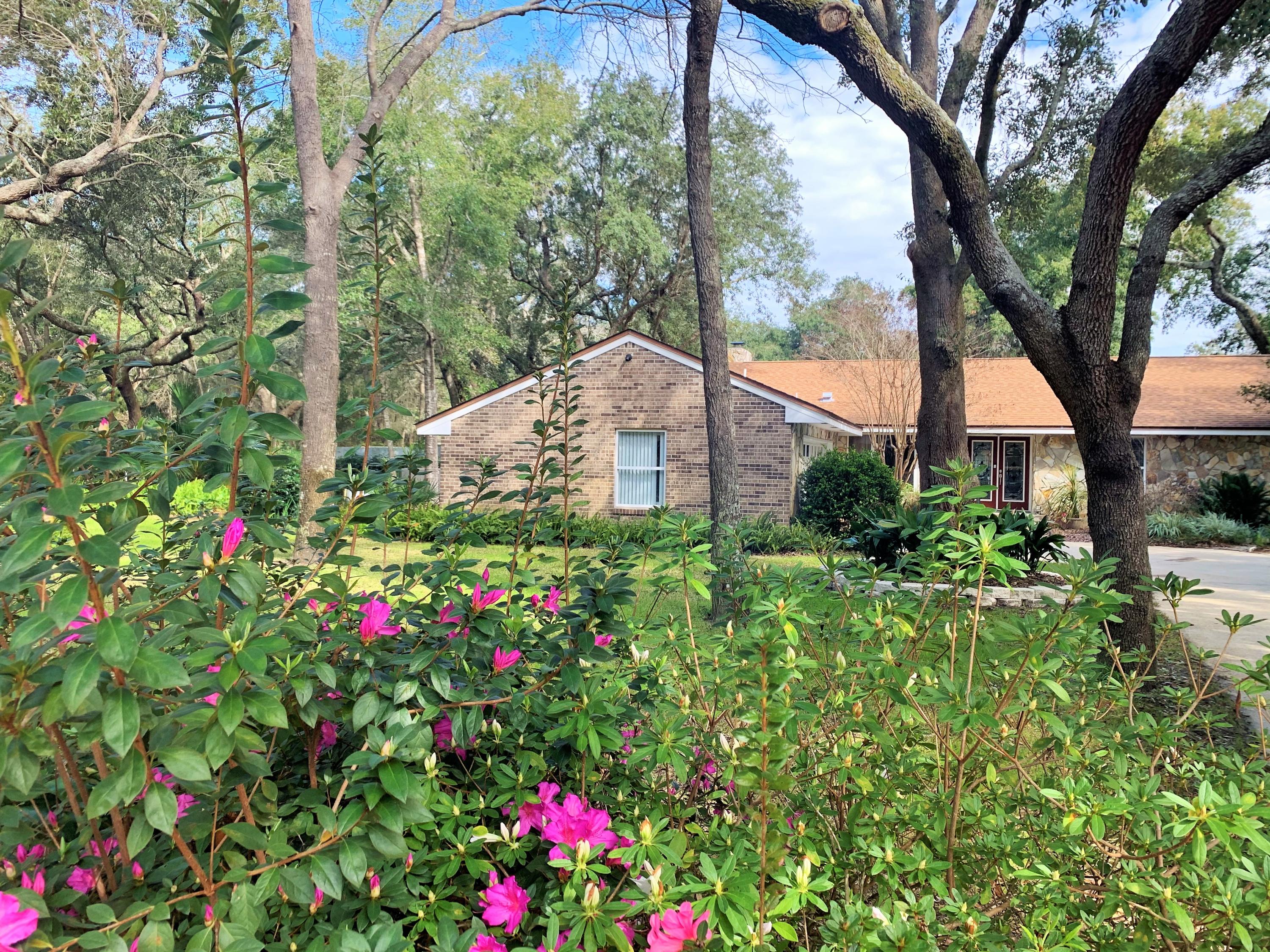 ROBLEDAL ESTATES - Residential