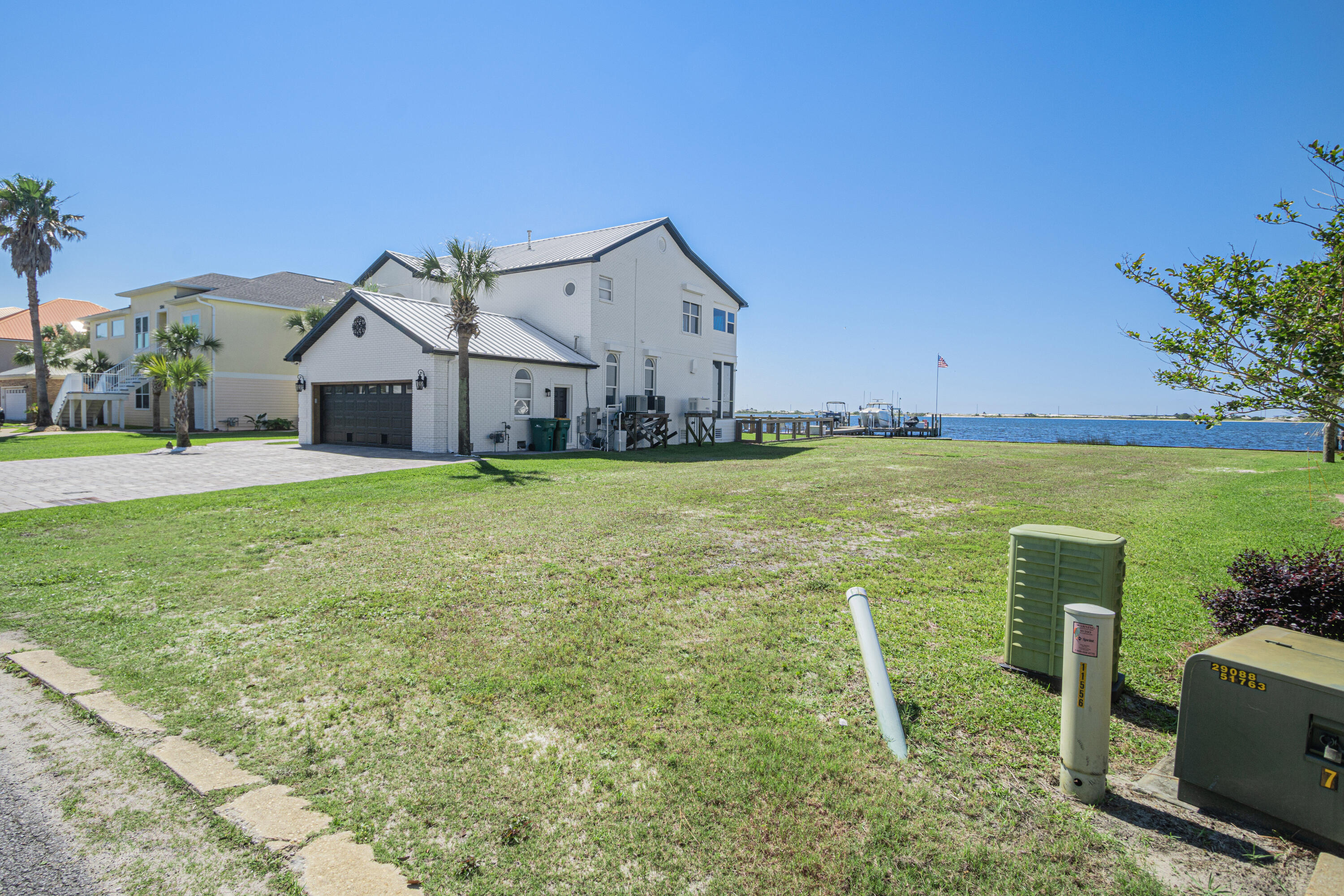 SPARKLING WATERS - Land