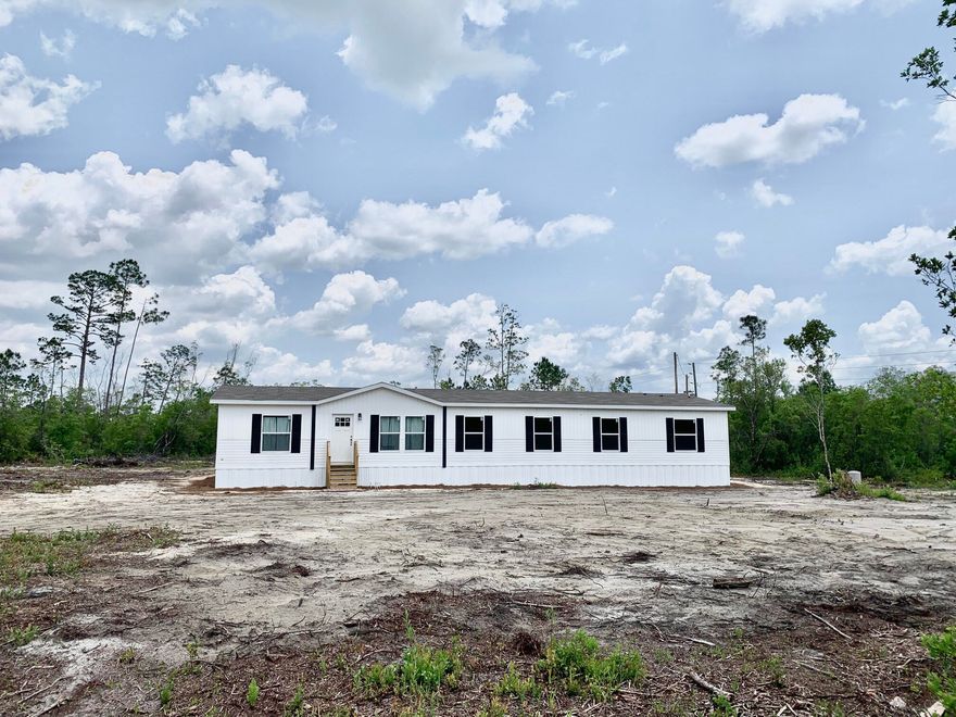 Ten beautiful acres with a brand new modular home, with power, a private well, and a septic system all hooked up and ready to go.  This is a very high end modular home with four bedrooms and three bathrooms.  What can you do on 10 acres?  Anything you want.  You are only 30 minutes away from Panama City, where you'll find all of the shopping and entertainment you could wish for.  Get the best of the city and the country all for an unbeatable price.
