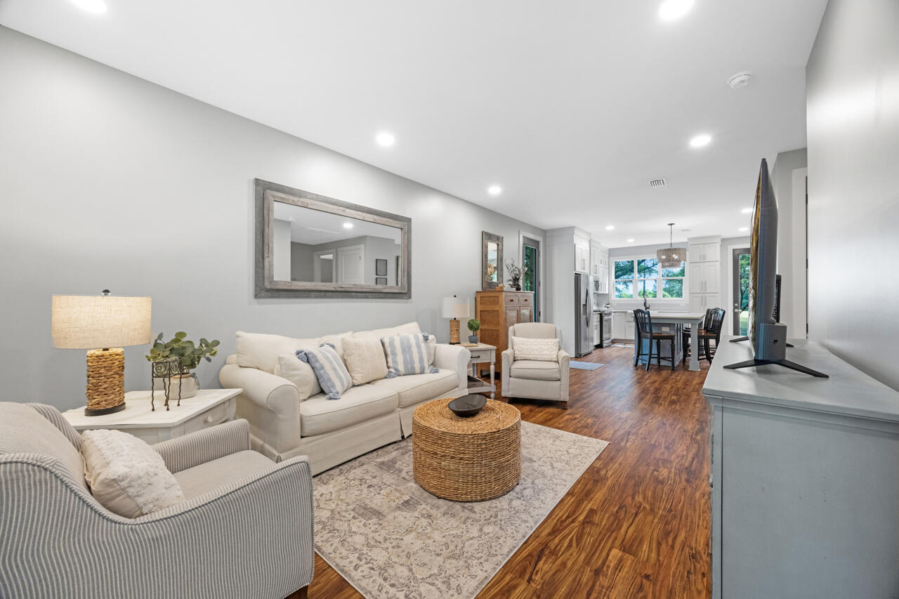 IMPERIAL LAKES - Residential