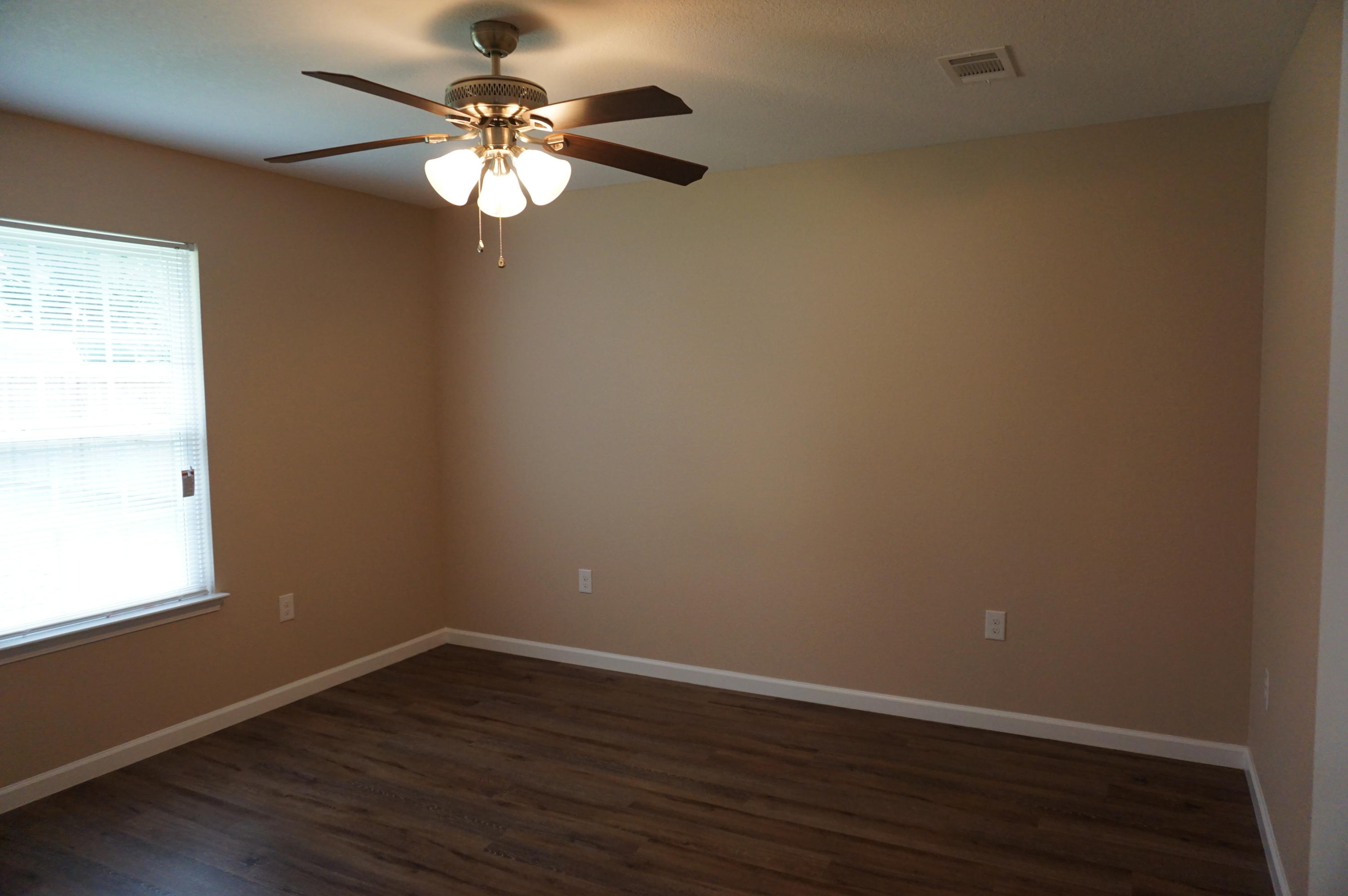 HOME INV CO OF MILLIGAN LOTS 14 THRU 16 BLK H - Residential Lease