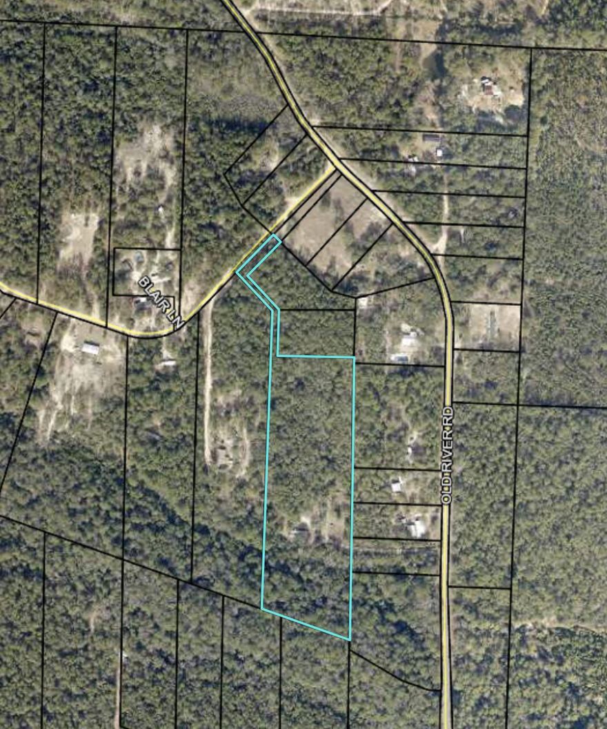 If you are looking for several acres just outside of Crestview this is for you! Just 10-15 minutes from Crestview you get a piece of privacy that comes with over 7 acres. Has hookups for RV/Camper.Storm shelter/Bunker.Property offers some of the acreage to be wooded and not cleared.