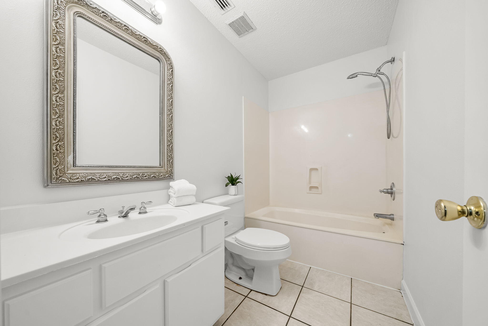 ESCADA - Residential Lease