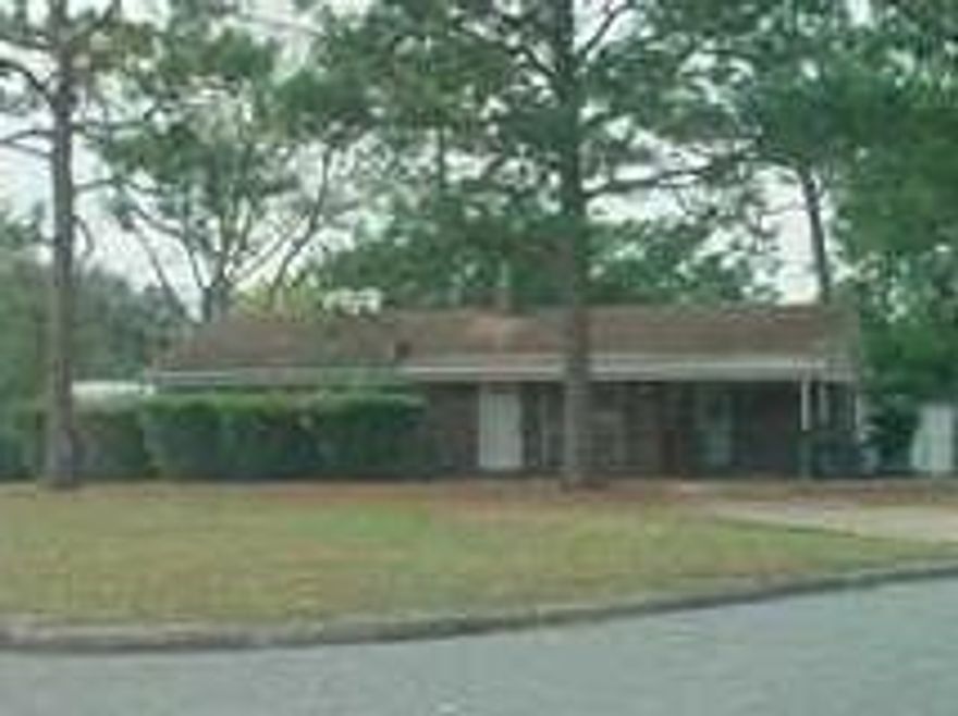 Nice little home close to Eglin's east gate.Owner has remodeled kitchen with new cabinets,new stainless appliances, remodeled hall bath room, new carpets in living room and master bedroom. All brick with vinyl,large corner lot with fenced area behind home. Indoor laundry room. Sorry no pets allowed. Available 01/31/2020