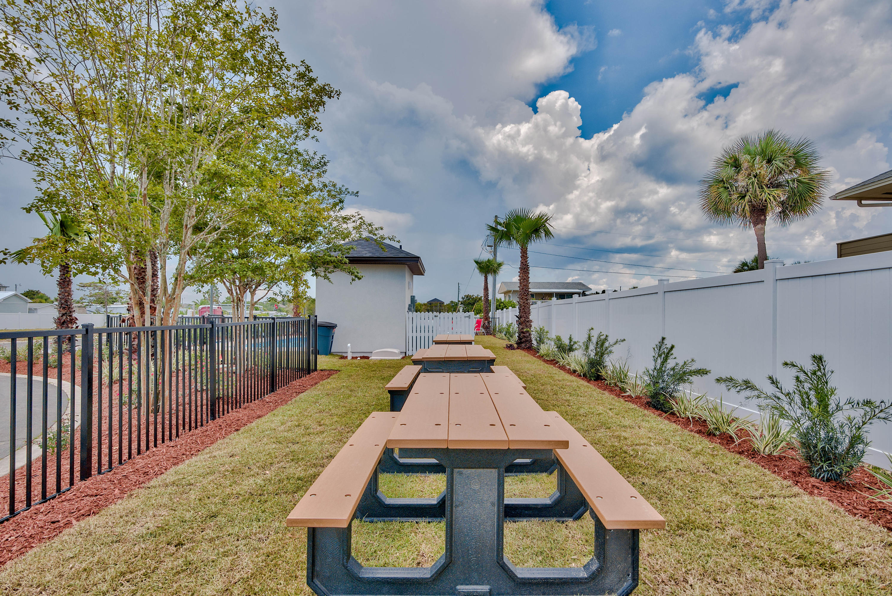 HIDDEN PALMS - Residential