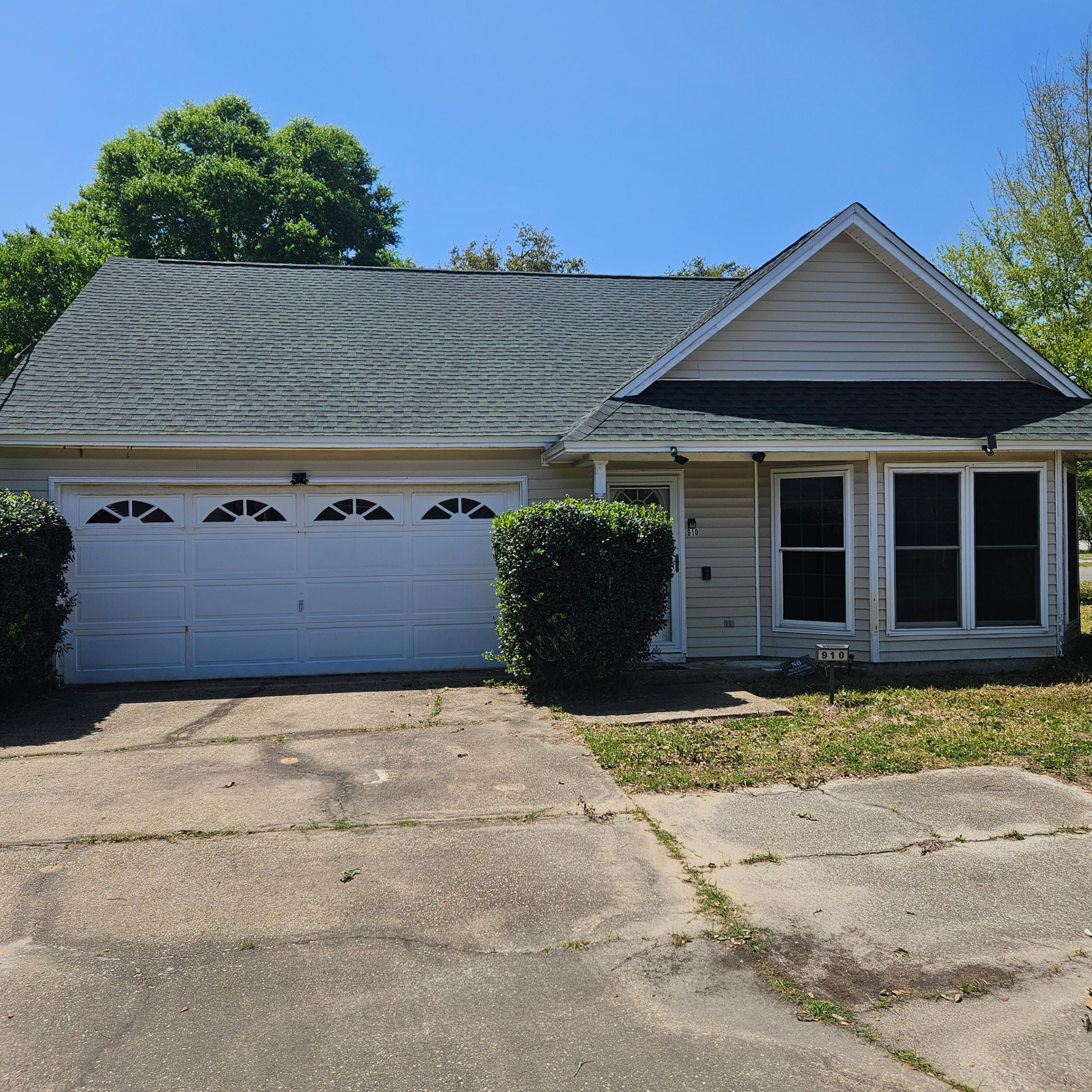 This lovely home in Shalimar will be great to customize and call your own, central to schools and Eglin Air Force base.