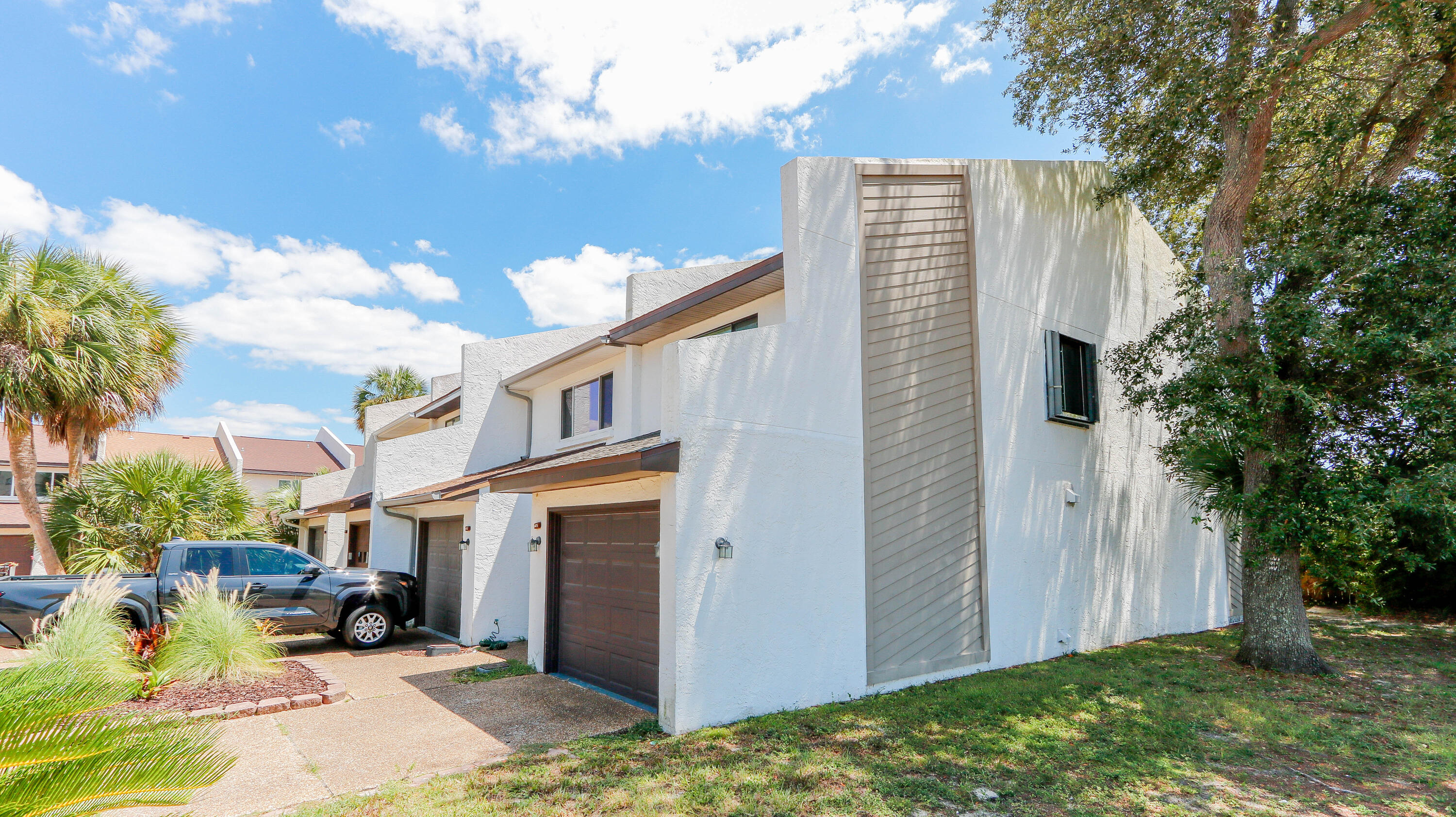 OAK SHORE VILLAS - Residential