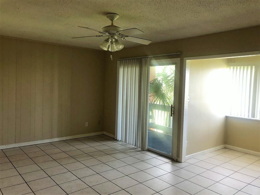 Cute one bedroom on the Lake. Washer, dryer hook up. Long term & Short term rentals.Centrally located in the Heart of Destin. Close to Beaches, Restaurants, Shopping, and Entertainment. Amenities include; 3 Swimming Pools, Tennis, Outdoor Grills & Picnic Tables, Community Room. Buyer to verify all dimensions.