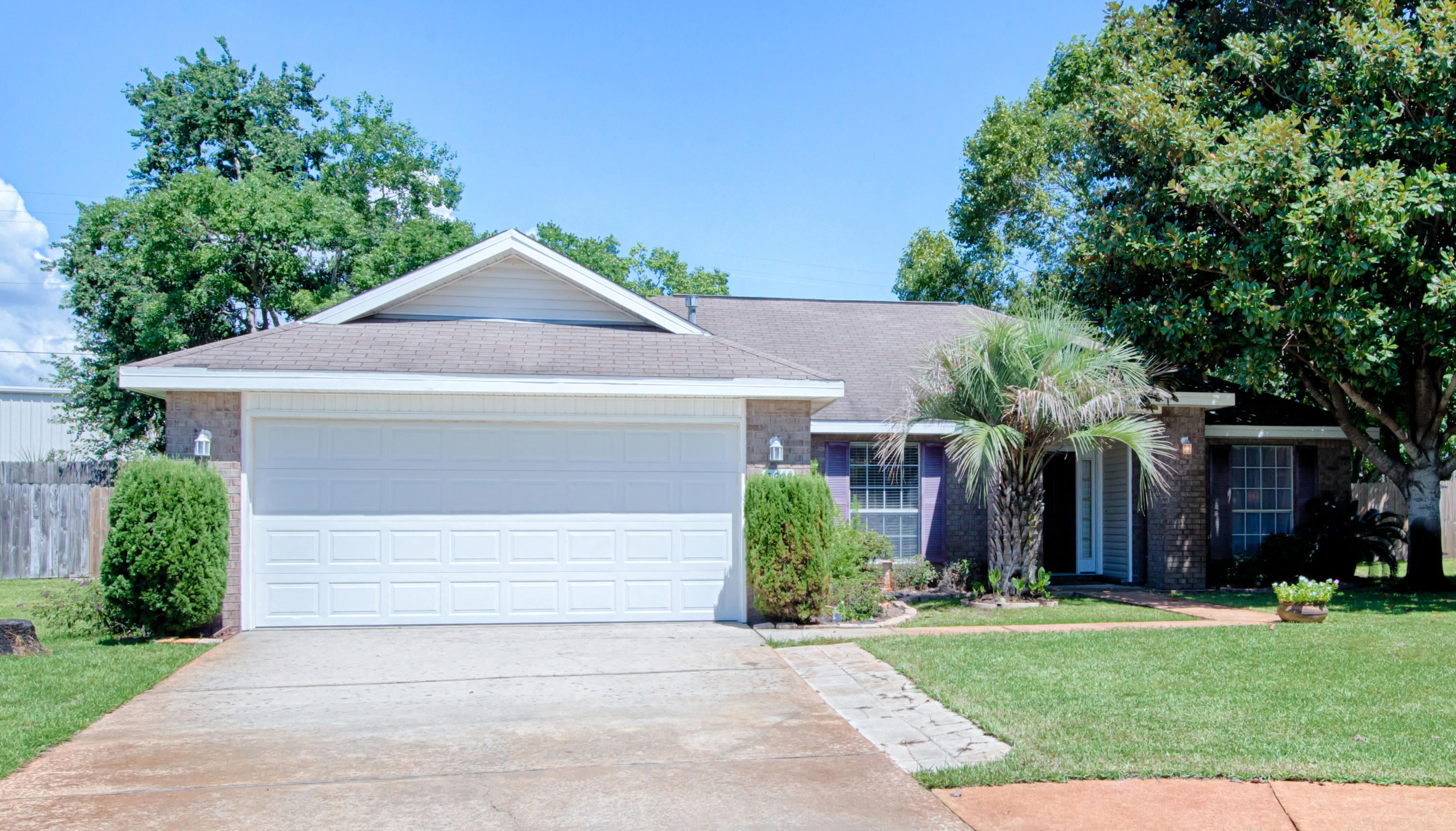 *Professional Pictures coming soon!* Welcome home, great location in the heart of Destin on a quiet cul-de-sac. Low maintenance brick home with brick column entryway. Well laid out cozy large great room with fireplace. Tall vaulted ceilings connect the kitchen to the living room. Huge Florida room expands into you large back yard. Double cultured marble vanities, walk-in-closet, hard wood laminate in main living area. 2016 new air conditioner inside and out. ''X'' Flood zone.