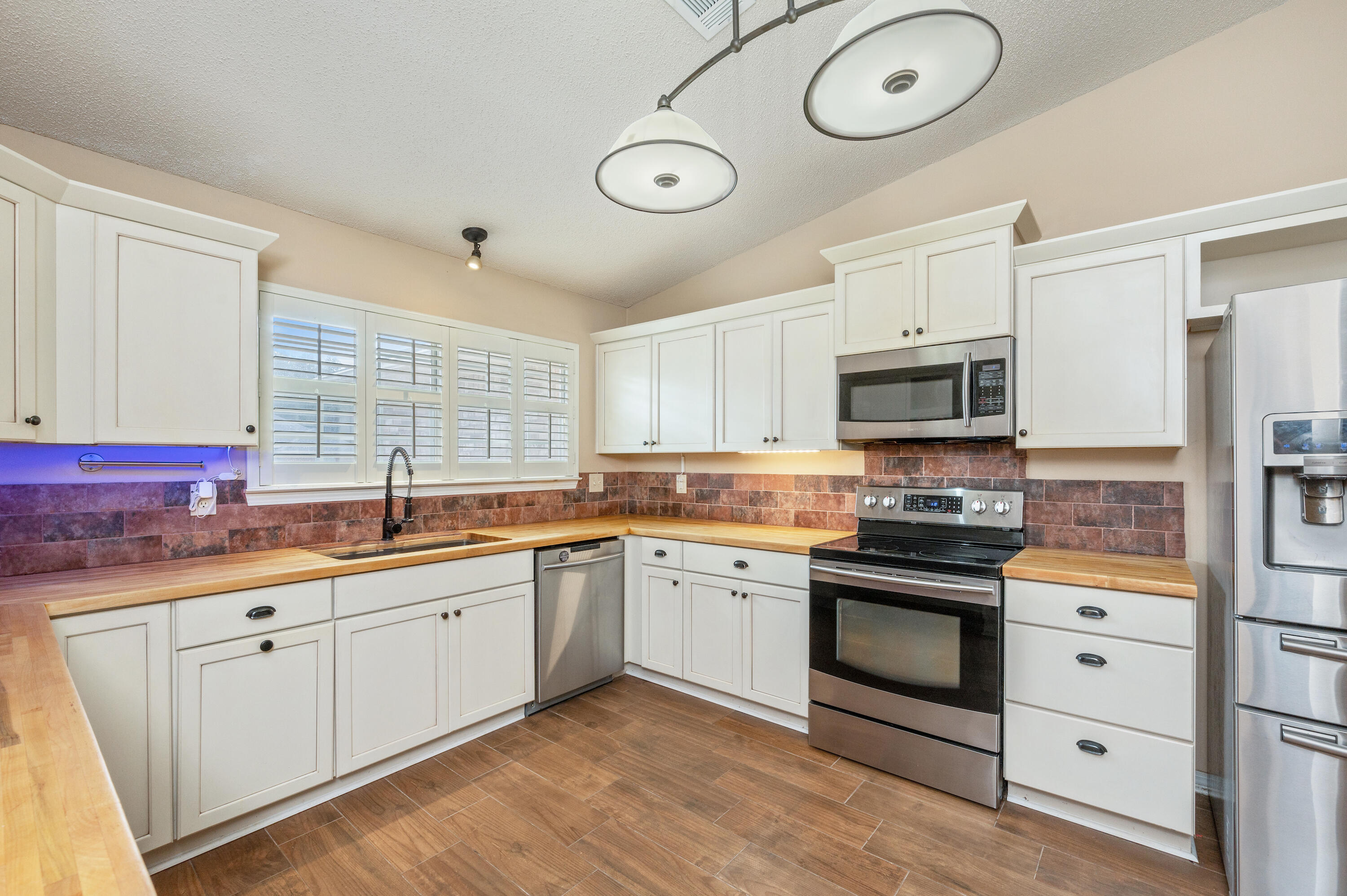 ROBLEDAL ESTATES UNIT 5 1ST ADDN - Residential