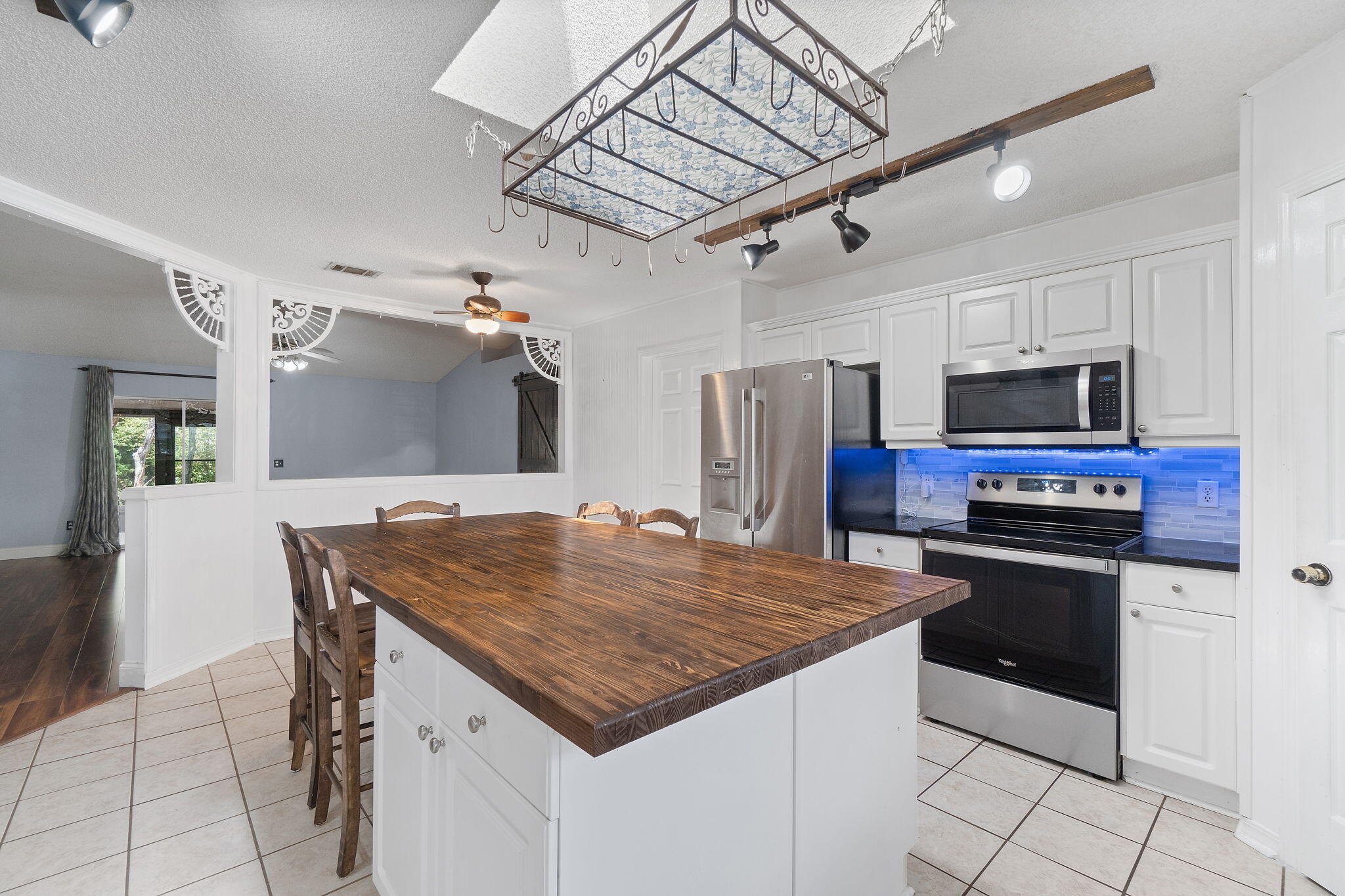 COUNTRY BREEZE EAST - Residential