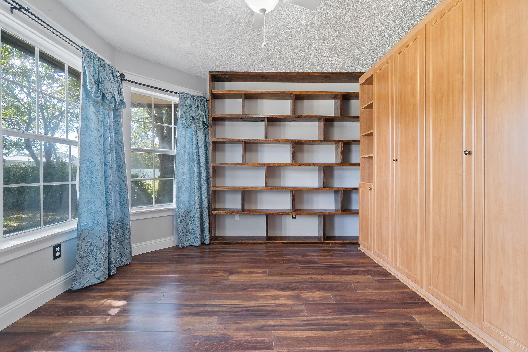 COUNTRY BREEZE EAST - Residential