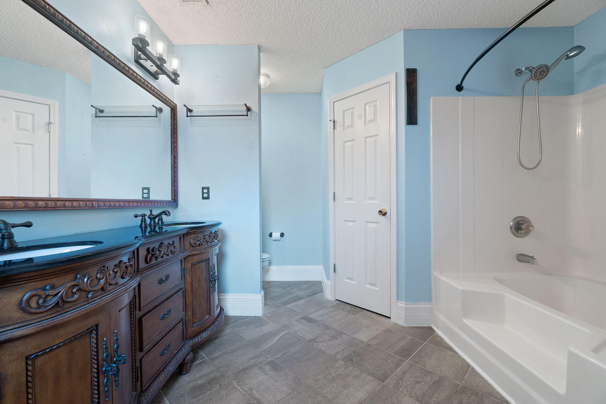 COUNTRY BREEZE EAST - Residential