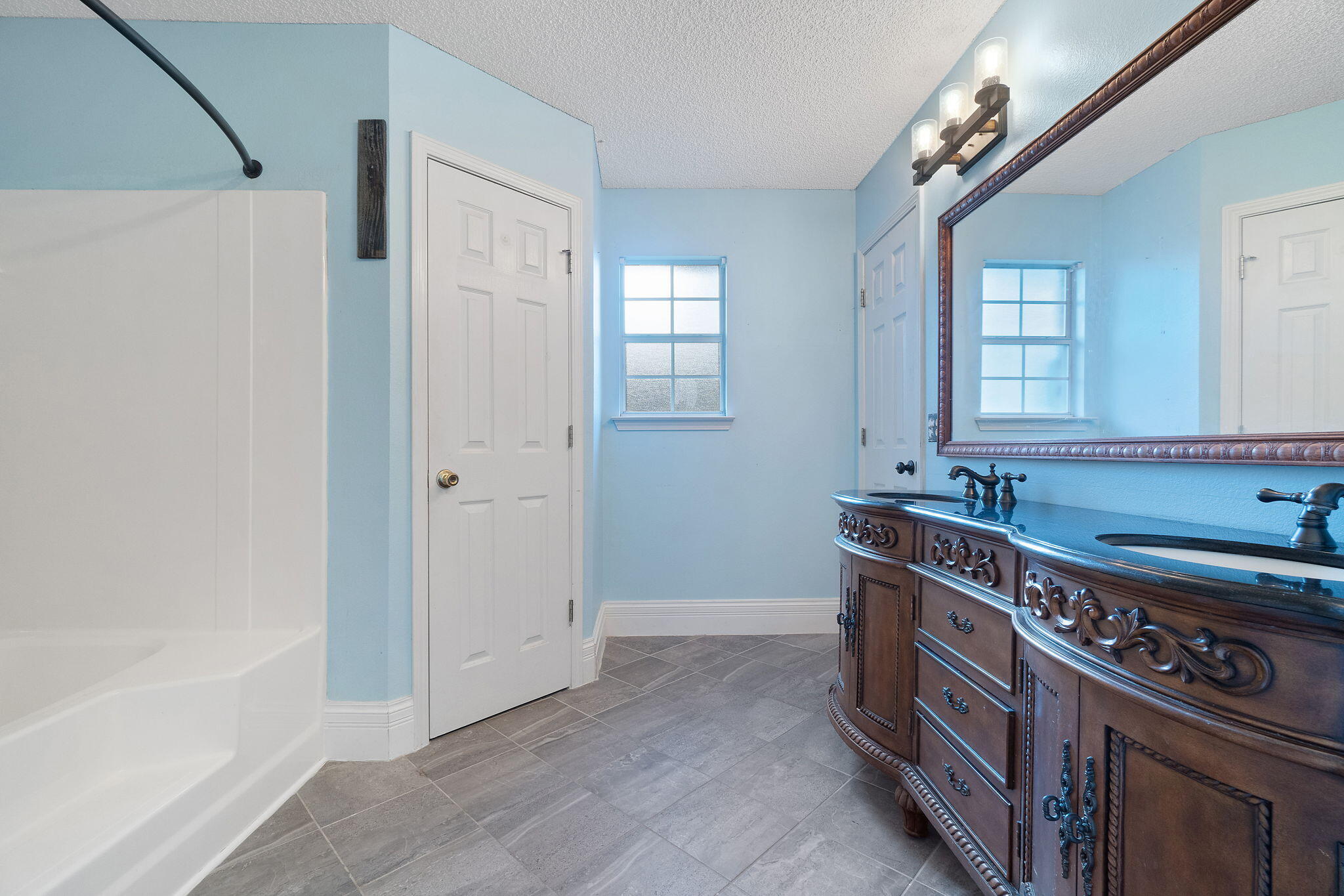 COUNTRY BREEZE EAST - Residential