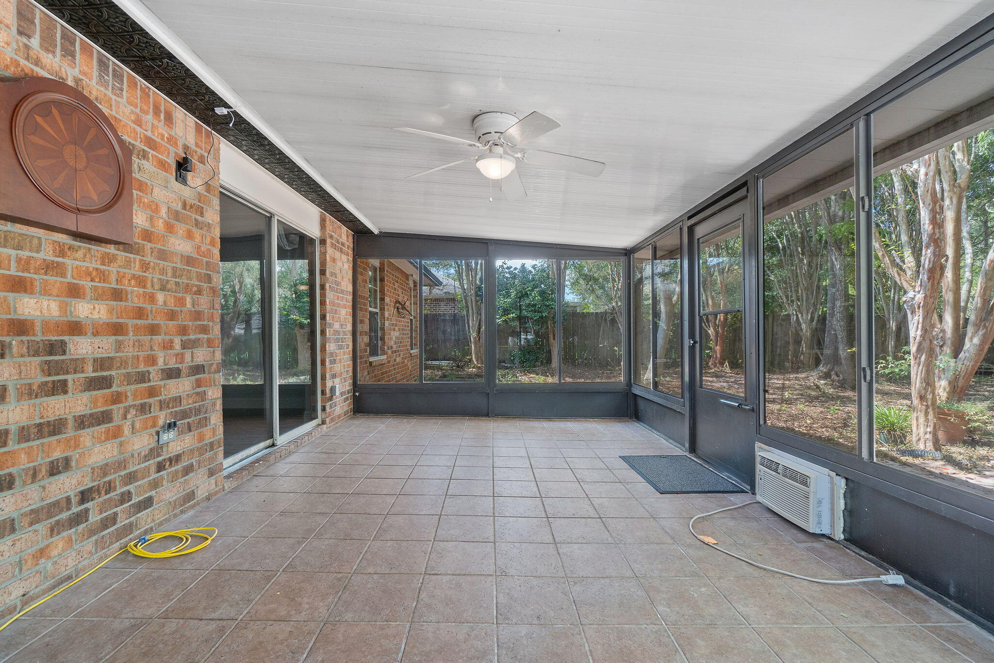 COUNTRY BREEZE EAST - Residential