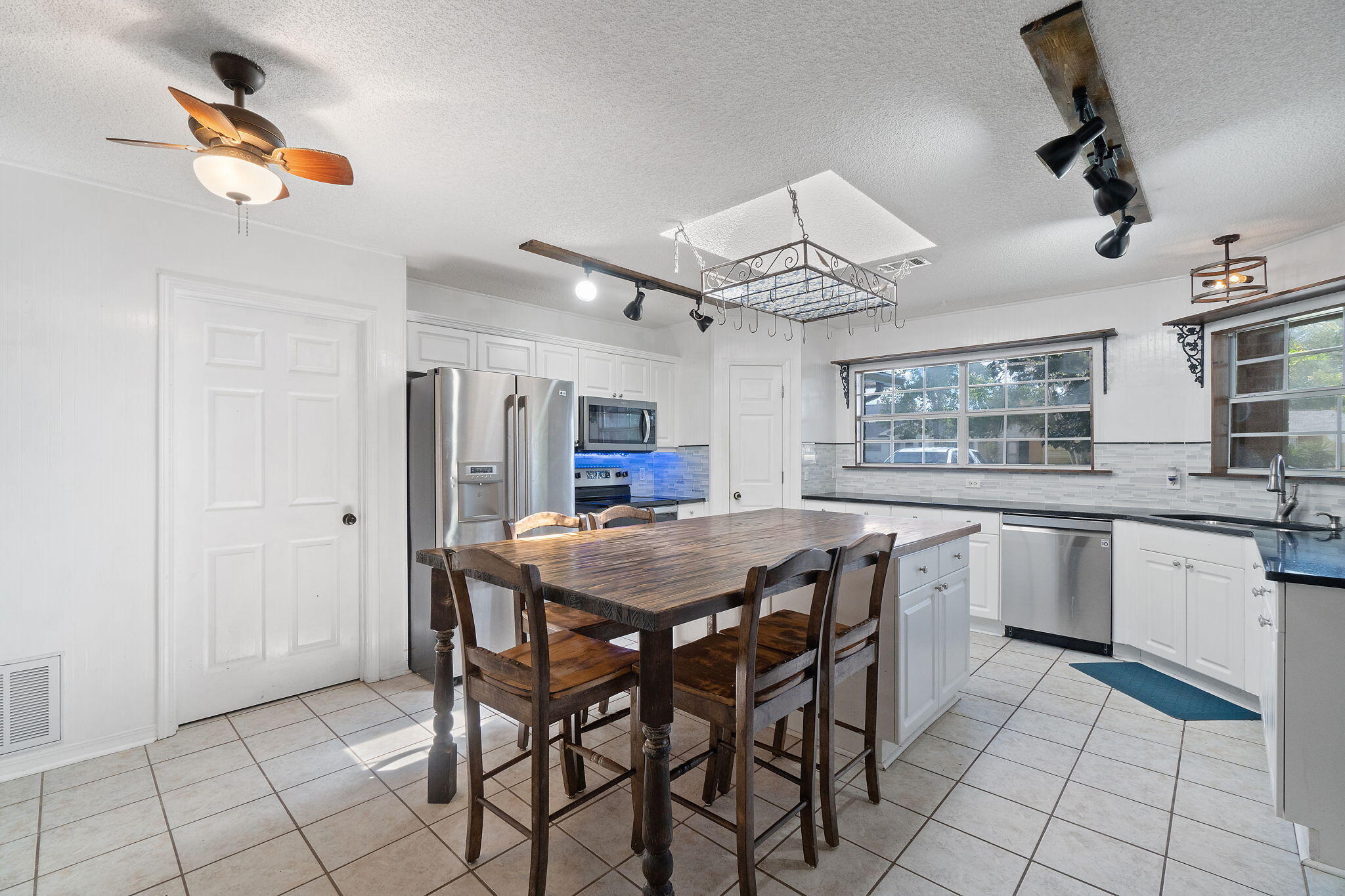 COUNTRY BREEZE EAST - Residential