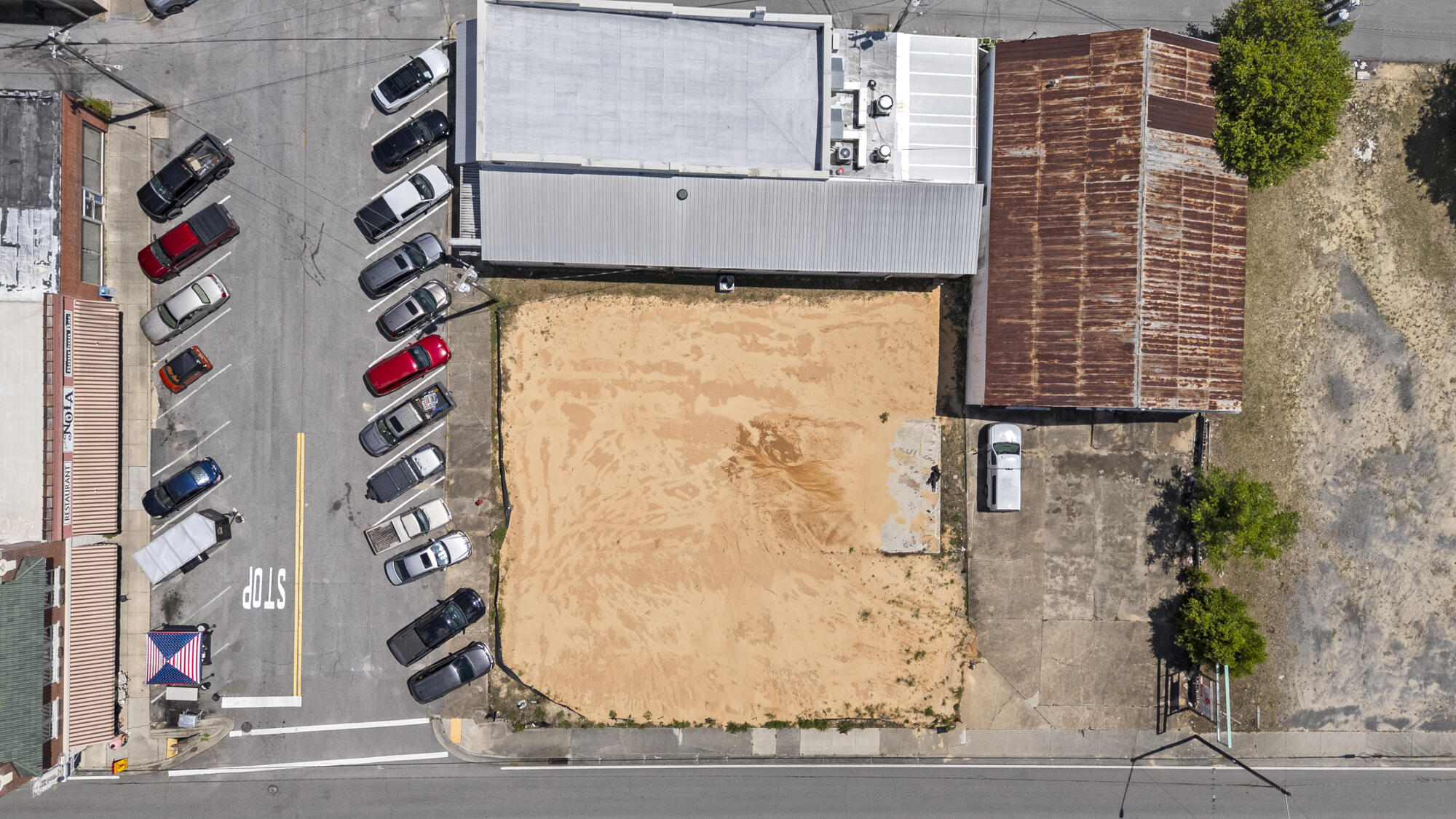 Main image without alt text