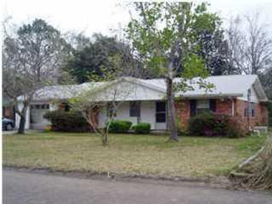 Great location for a starter home. This home with a little TLC could be your own fabulous home. Please don't pass this one up, call for appointment to view.