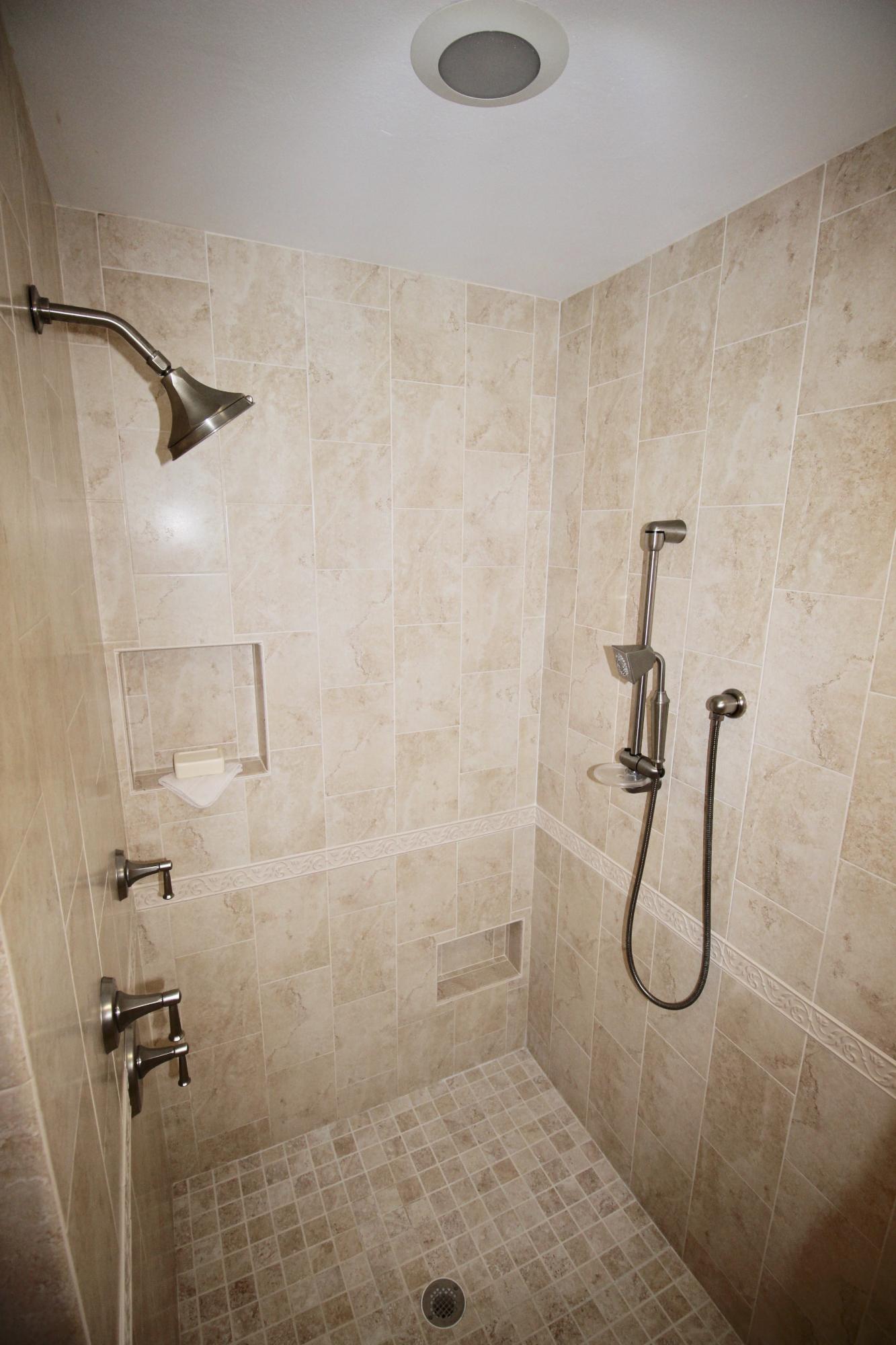 PINE SHORES - Residential