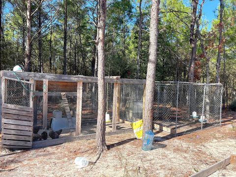 A home in DeFuniak Springs