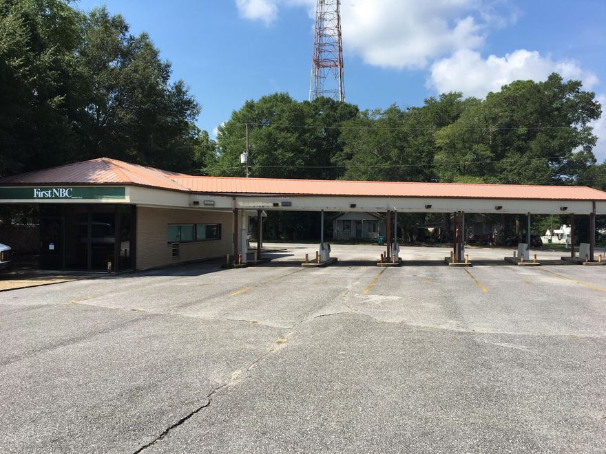 Former branch of First National Bank of Crestview. Four tenths of an acre directly behind the county offices on Wilson St. Great downtown Crestview location with plenty of parking. A number of commercial possibilities for this property.