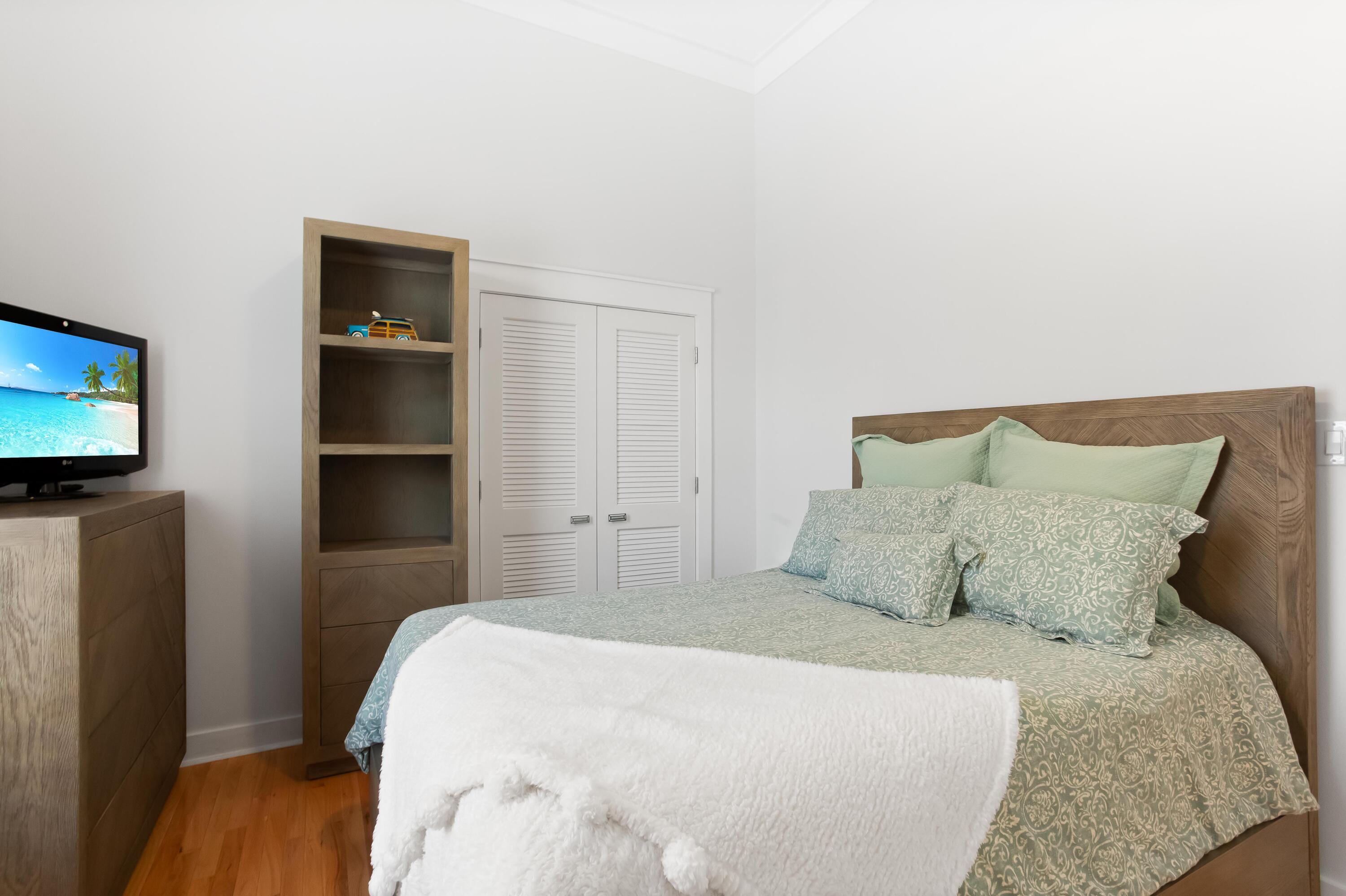 CRYSTAL LAKE - Residential