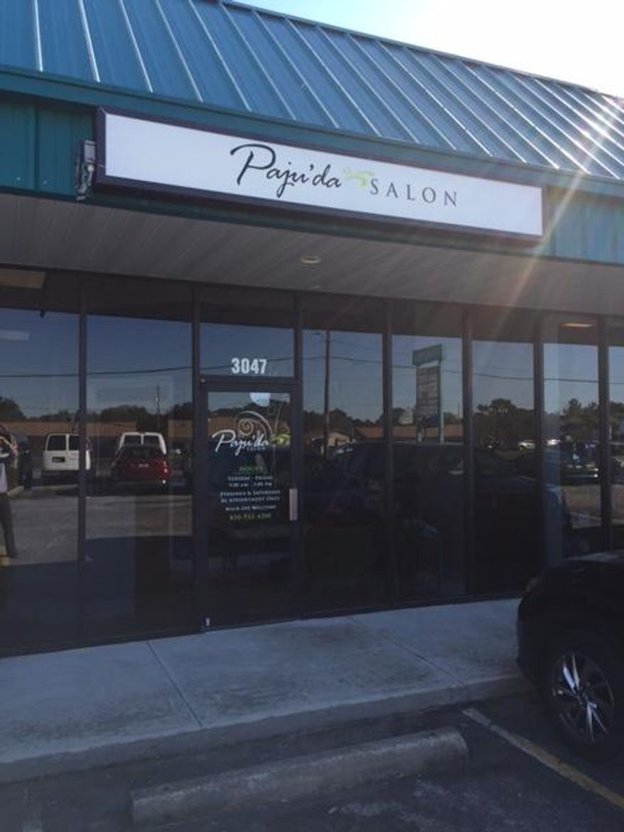 A walk-in ready salon! Front lobby with reception desk, 3 private rooms, 3 hair washing sinks, french doors, break area, washer/dryer hook-ups, hardwood and tile floors throughout. Wonderful set up for salon, but can also be used for other type retail or office.Located in well maintained high volume center Parkway Plaza. High retail corridor along Hwy 98, close to the Oriole Beach Rd. intersection. Mediancut and turn land on Hwy 98. 39,000 CPD 2015.