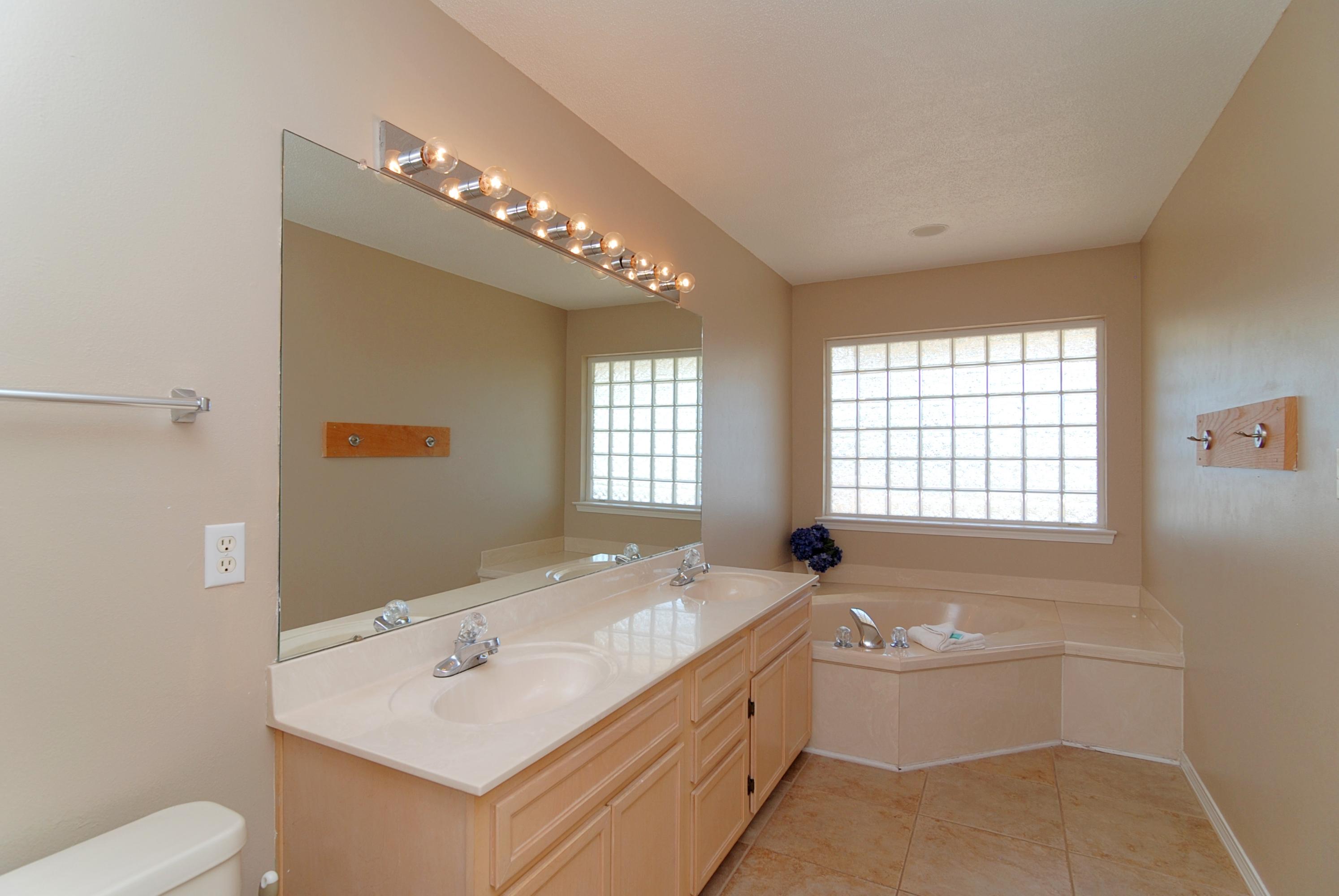 MAINSAIL COTTAGES - Residential