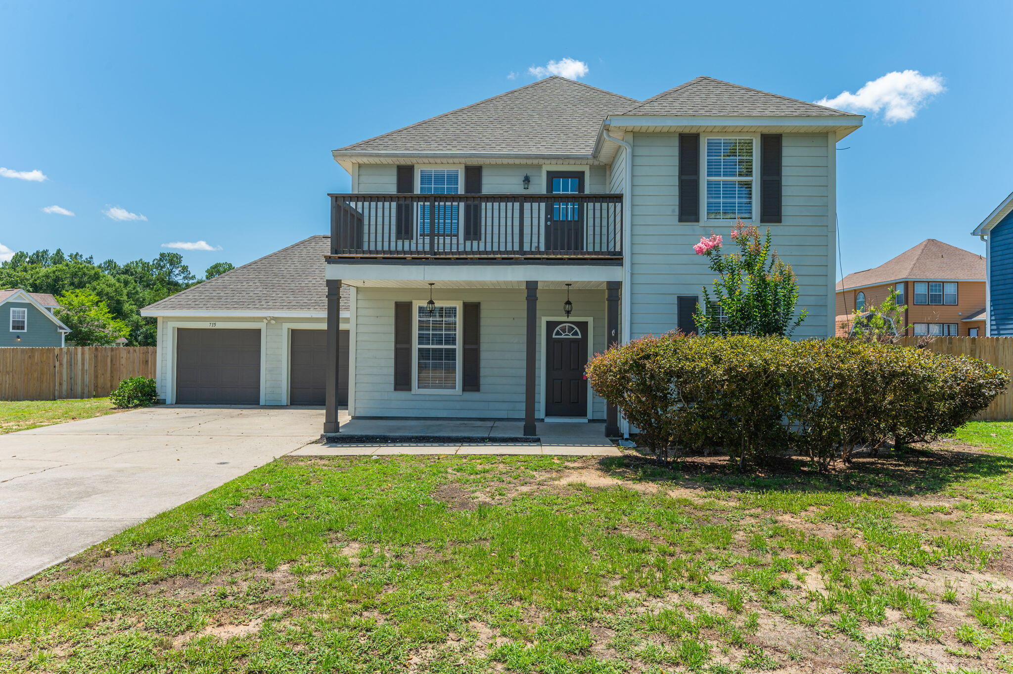 WELCOME to 715 Presscott- ideally situated at one of the closest access points to Hwy 85 heading south (Ferdon Blvd, Live Oak Church Rd). Thoughtfully designed floor plan w formal dining, breakfast area/sunroom, office area. Laminate throughout most of the main area. Pets will be considered with approval and non-refundable pet fees.