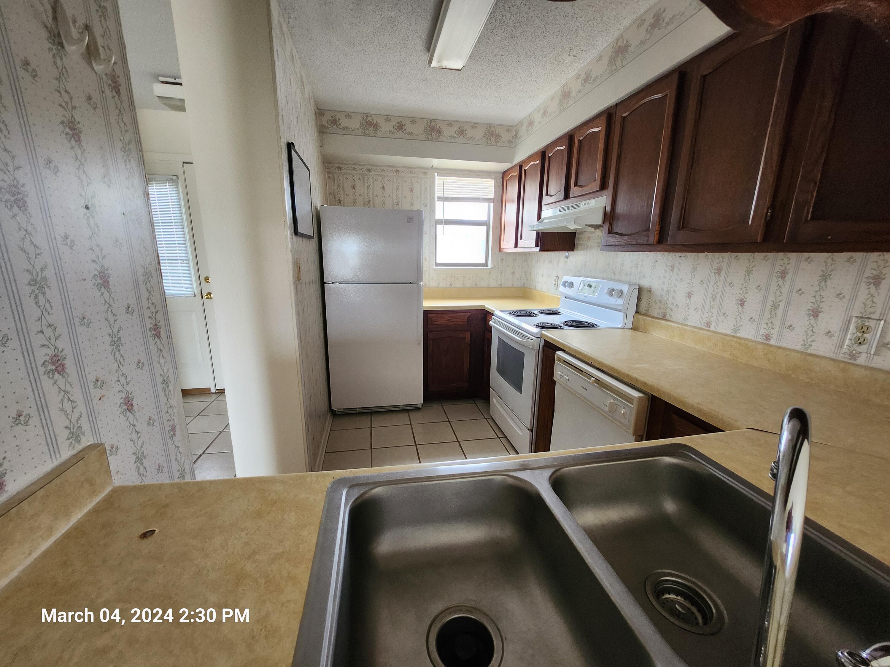 MANOR SHORES VILLAS - Residential Lease