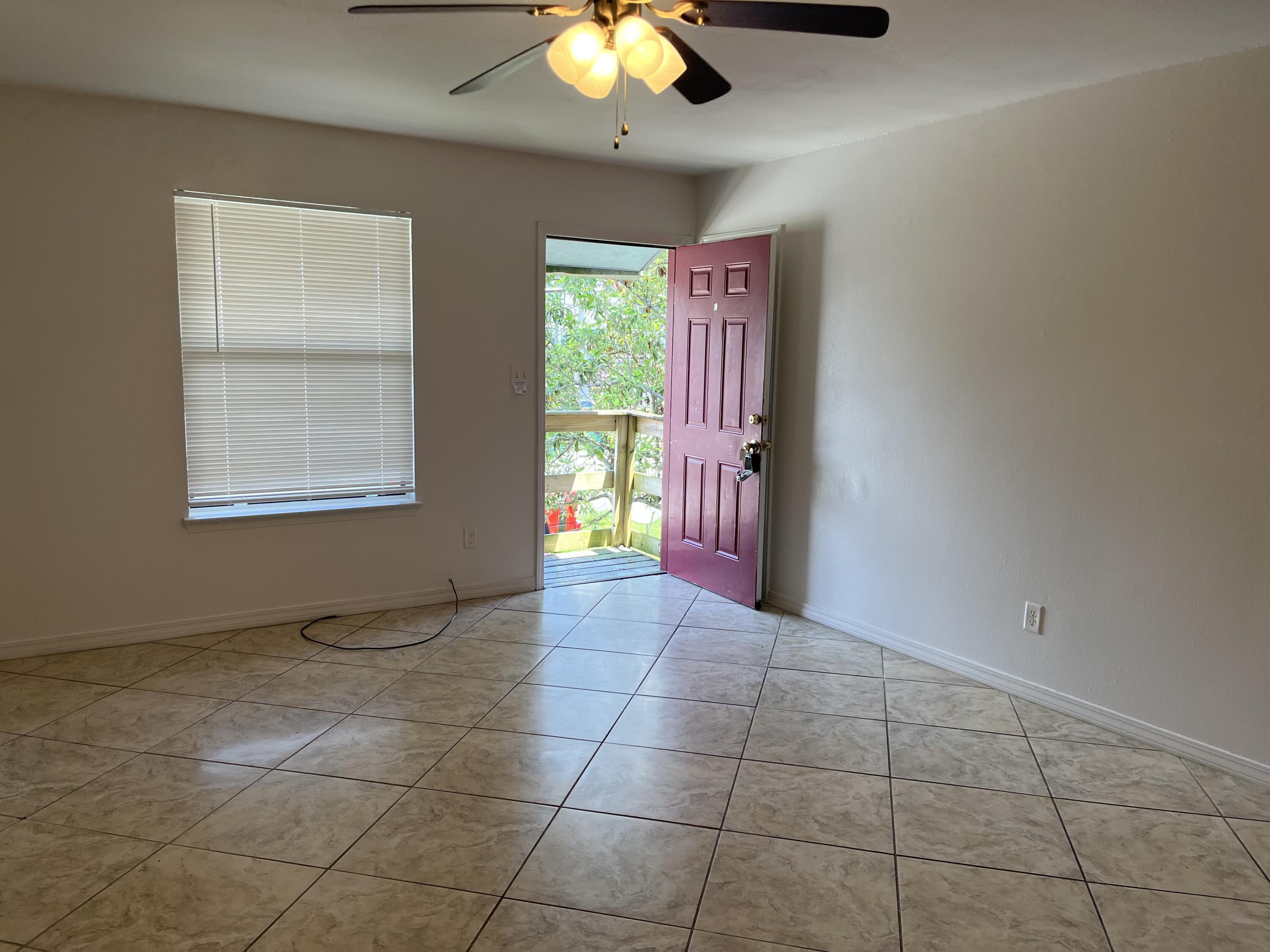 Cute 2 bedroom apartment in the Greenacres area of Fort Walton Beach. Very nice tile flooring,, open and airy. Clean and ready to move in! Call office for showing. No pets allowed