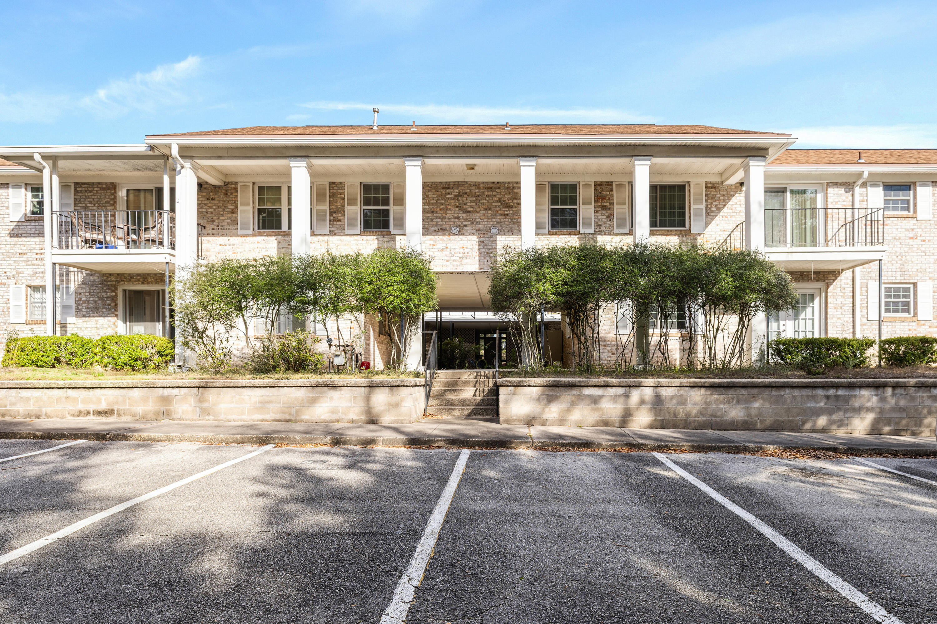 COUNTRY CLUB CONDO - Residential Lease