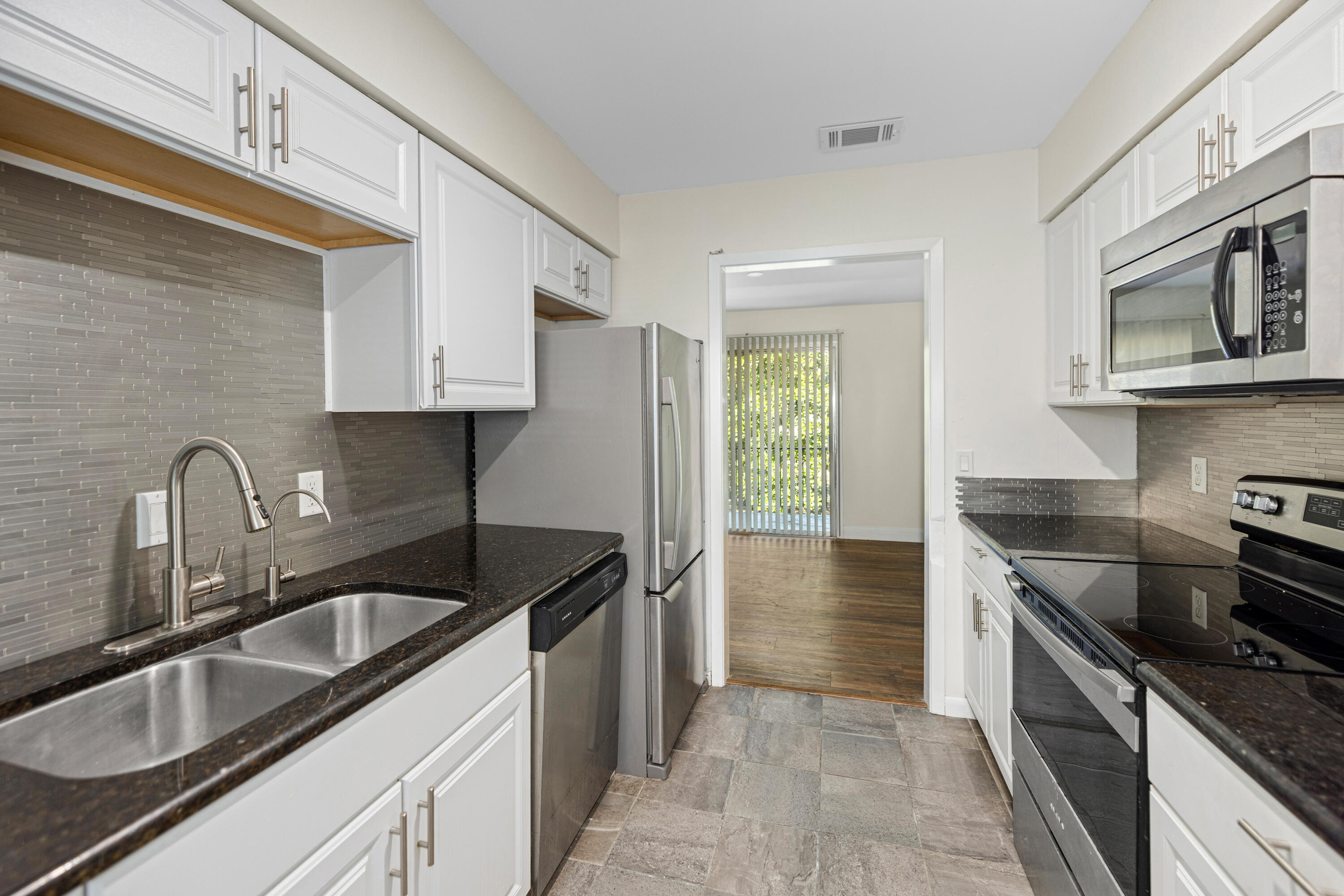 COUNTRY CLUB CONDO - Residential Lease