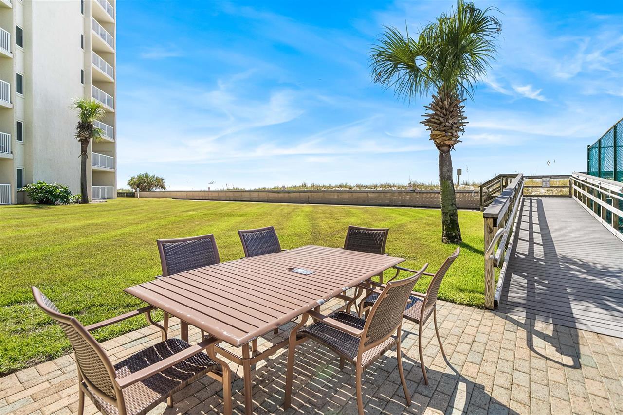 HOLIDAY SURF & RACQUET - Residential
