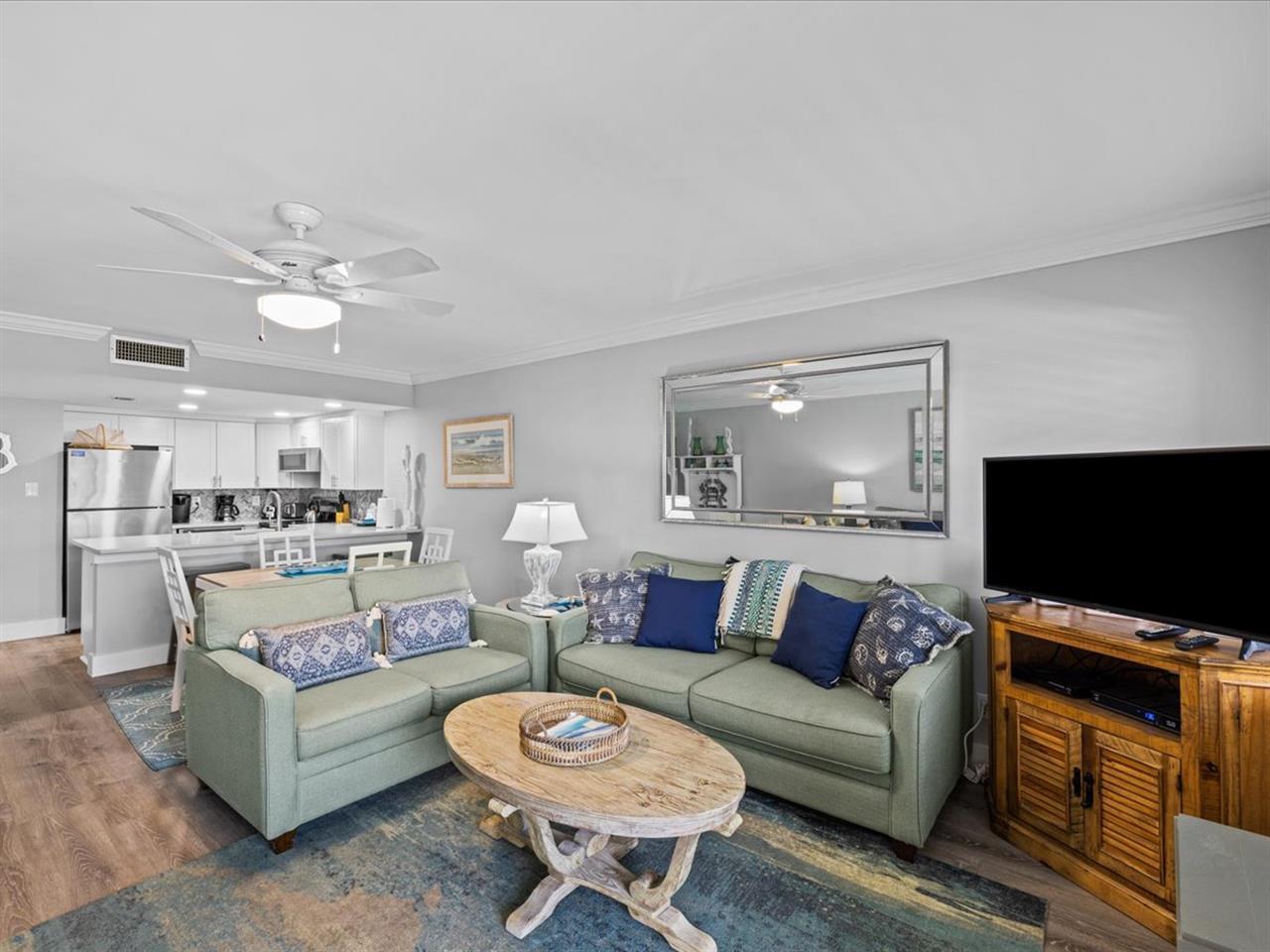 HOLIDAY SURF & RACQUET - Residential