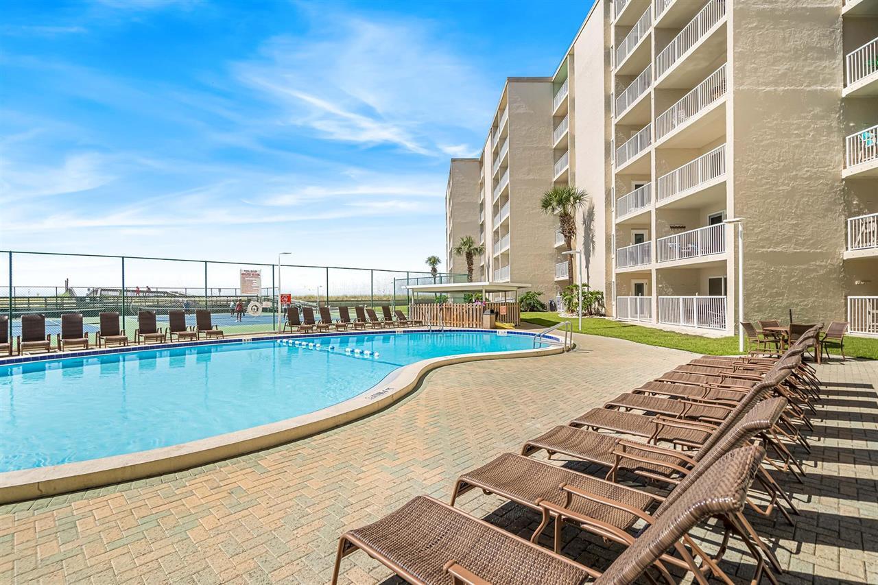 HOLIDAY SURF & RACQUET - Residential