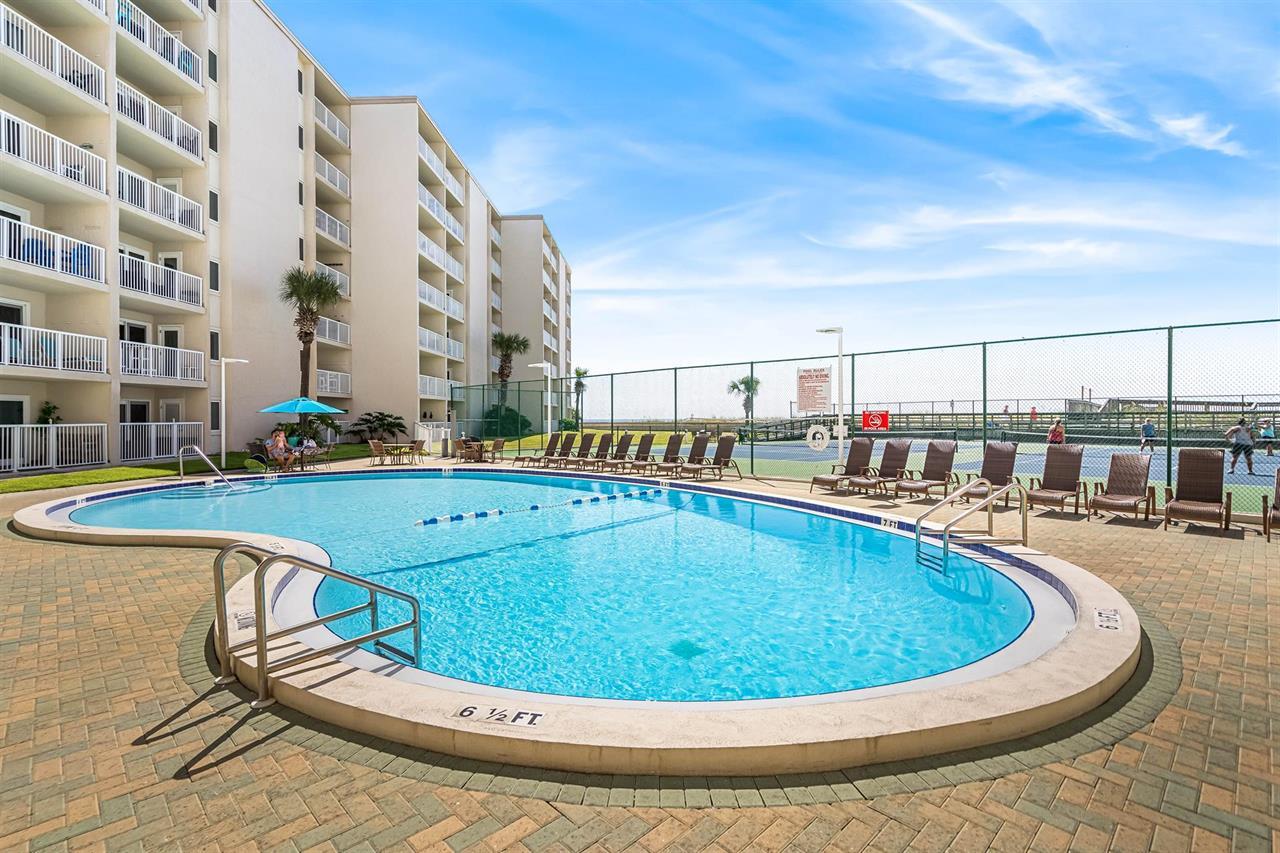HOLIDAY SURF & RACQUET - Residential