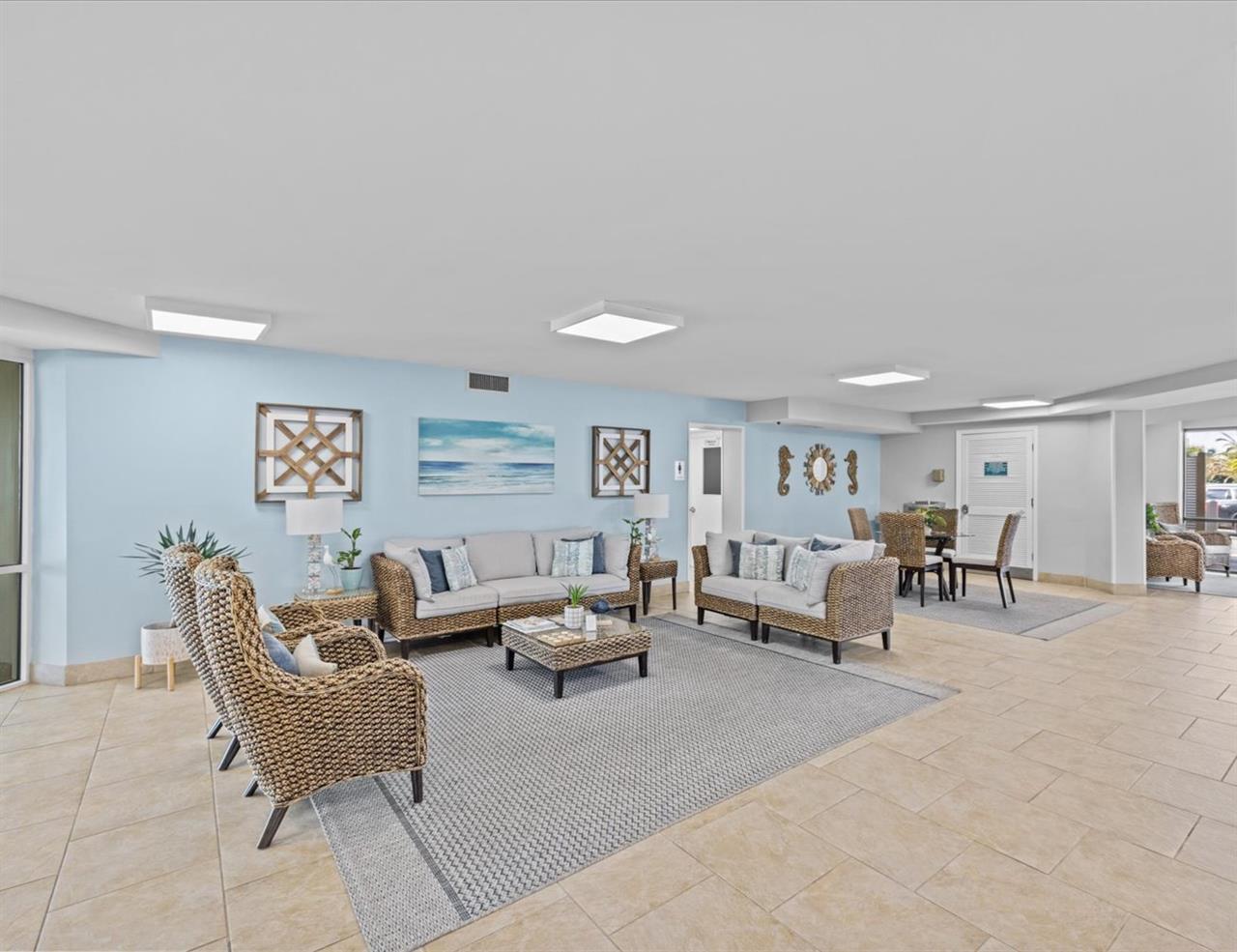 HOLIDAY SURF & RACQUET - Residential